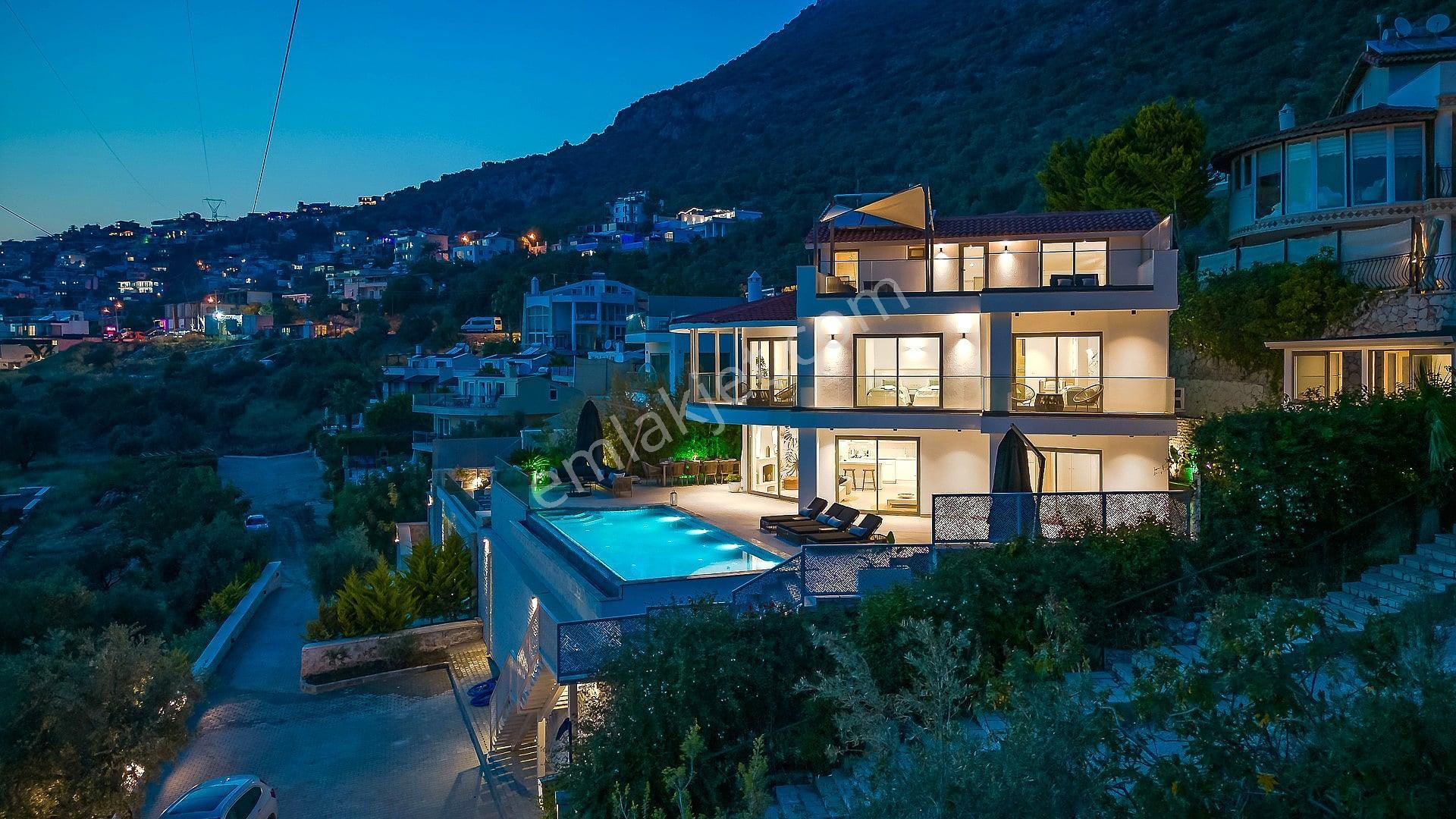 Kaş Kalkan’da Kapanmaz Deniz Manzaralı 2 Havuzlu Villa - Görsel 3