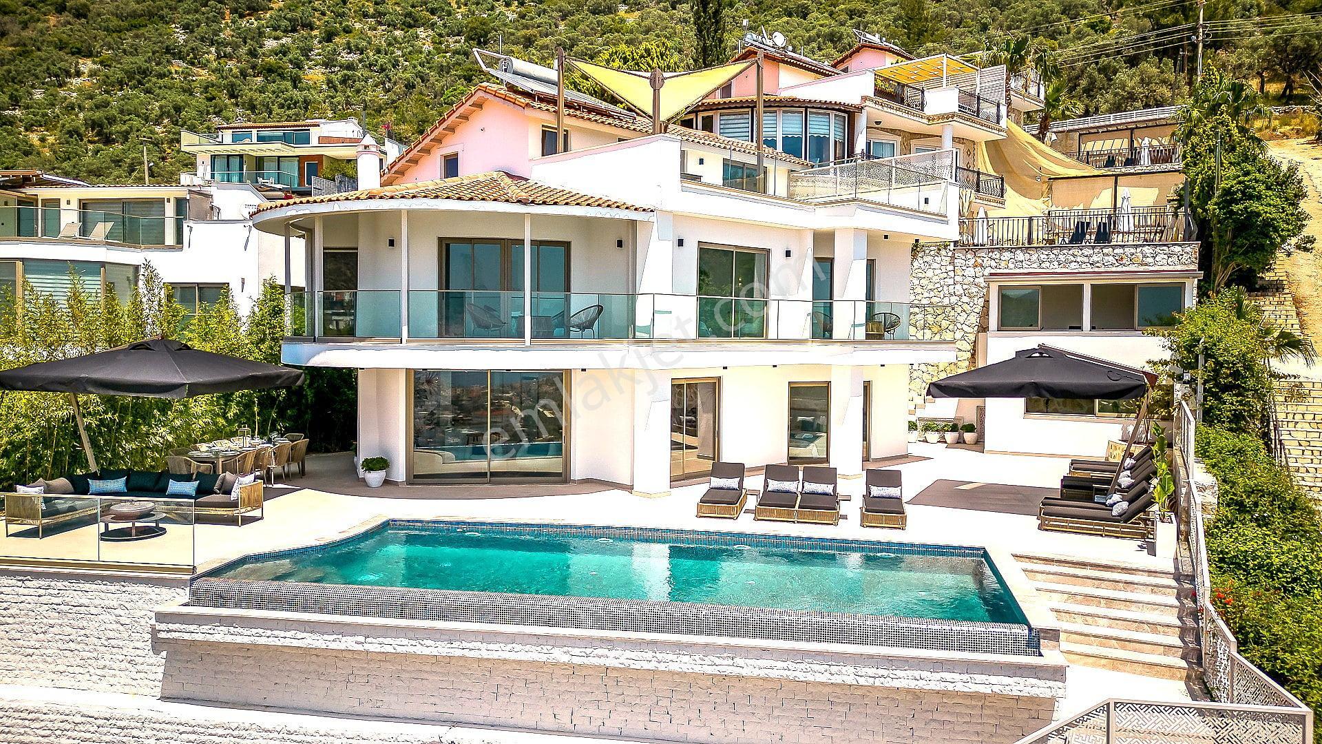 Kaş Kalkan’da Kapanmaz Deniz Manzaralı 2 Havuzlu Villa