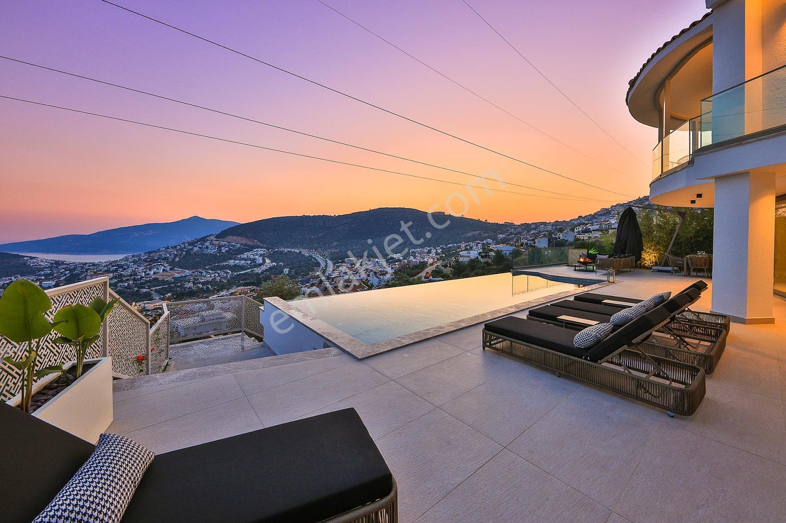 Kaş Kalkan’da Kapanmaz Deniz Manzaralı 2 Havuzlu Villa - Görsel 14