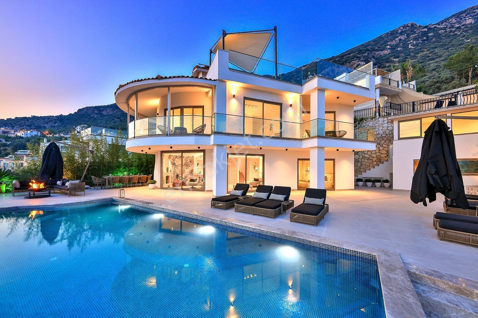 Kaş Kalkan’da Kapanmaz Deniz Manzaralı 2 Havuzlu Villa - Görsel 9