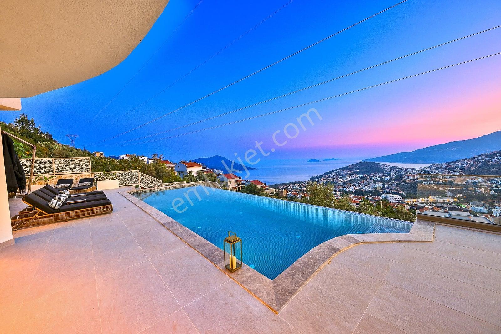 Kaş Kalkan’da Kapanmaz Deniz Manzaralı 2 Havuzlu Villa - Görsel 13