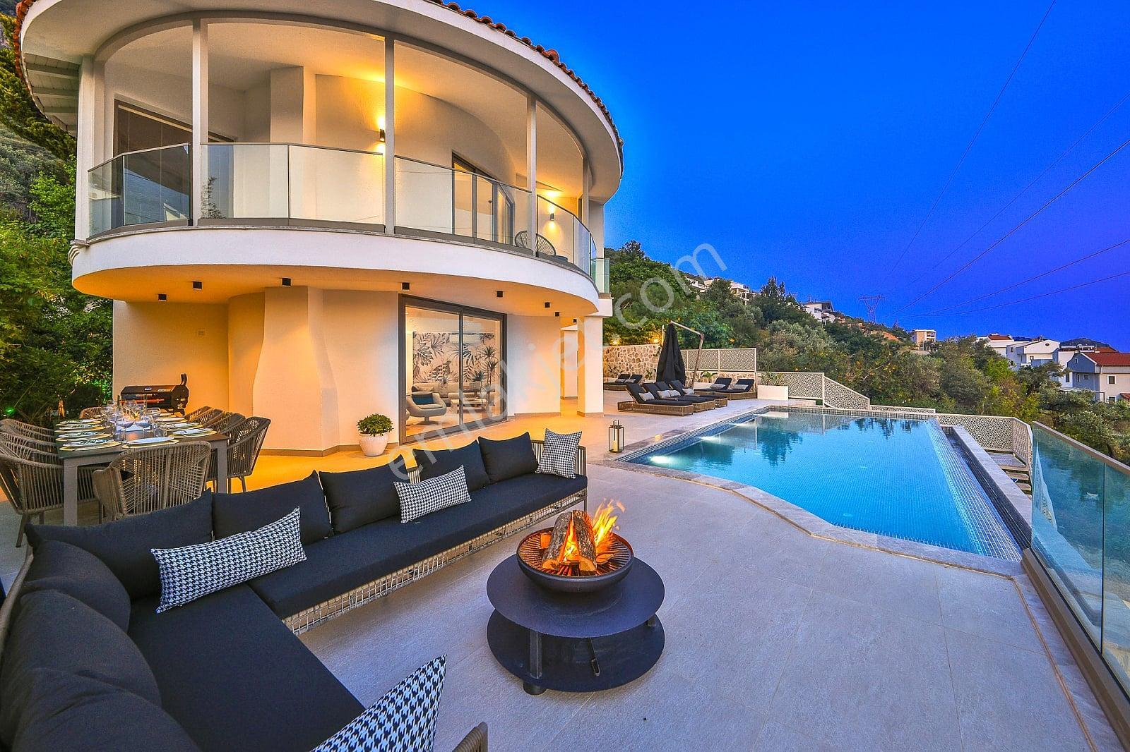 Kaş Kalkan’da Kapanmaz Deniz Manzaralı 2 Havuzlu Villa - Görsel 12