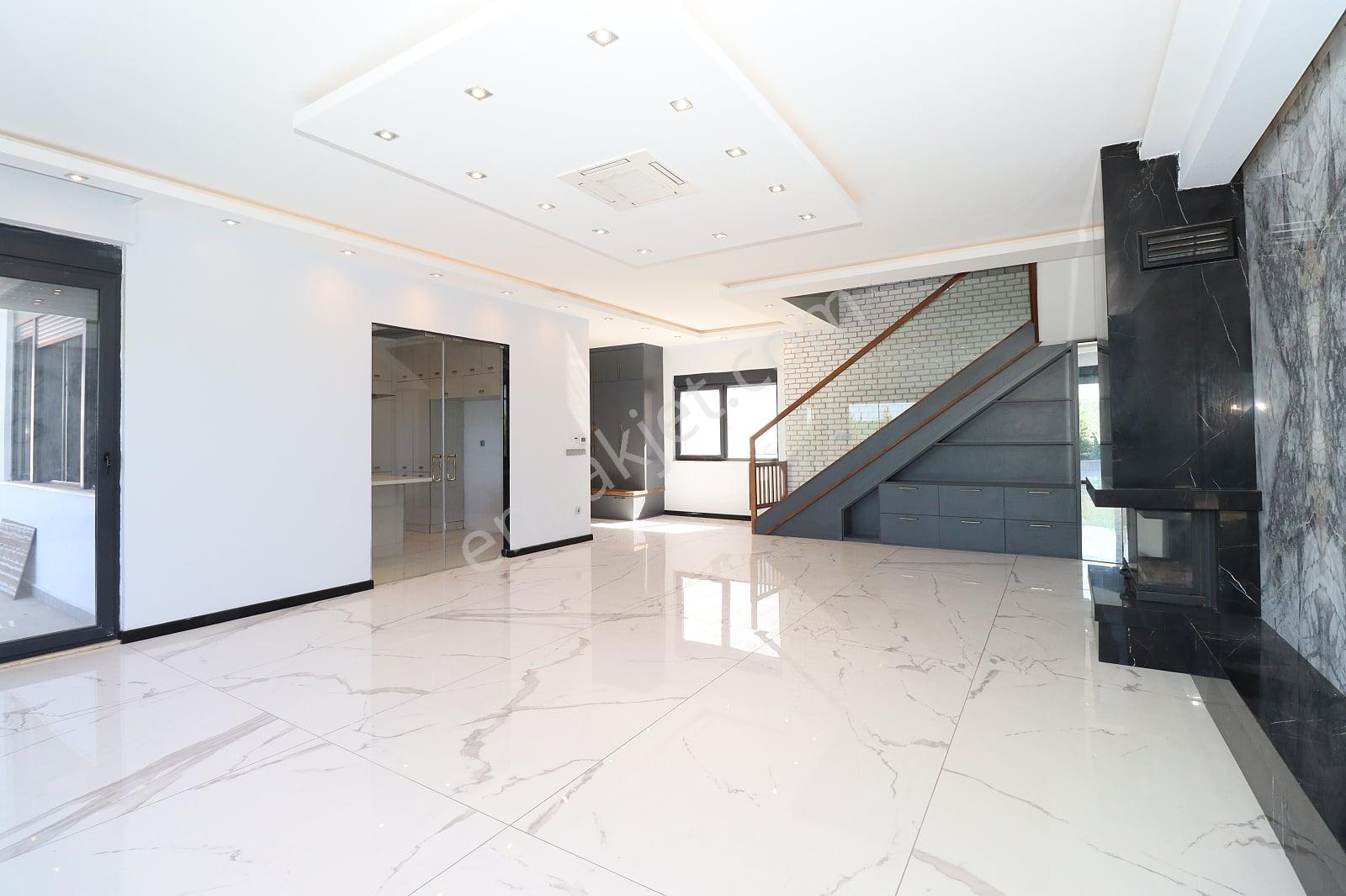 Antalya Döşemealtı’nda Havuzlu Sitede Şömineli Müstakil Villa - Görsel 27