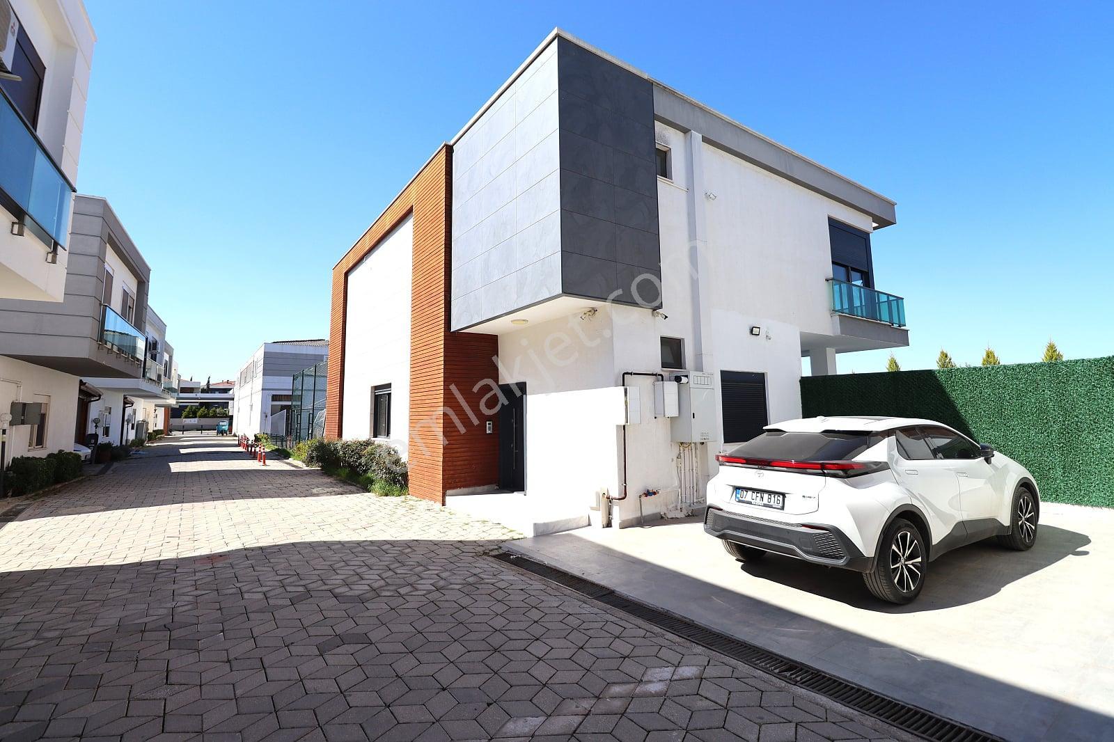 Antalya Döşemealtı’nda Havuzlu Sitede Şömineli Müstakil Villa - Görsel 15