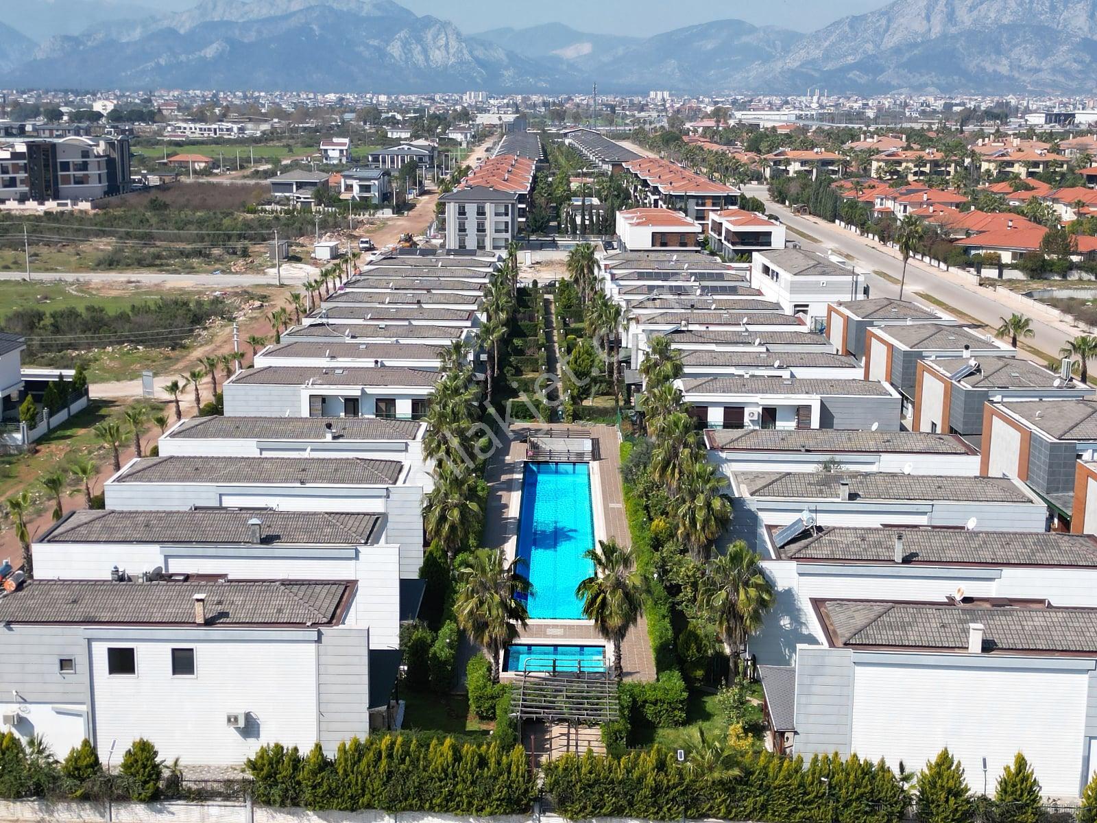 Antalya Döşemealtı’nda Havuzlu Sitede Şömineli Müstakil Villa - Görsel 2