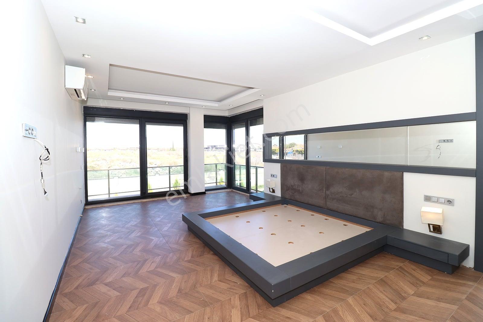 Antalya Döşemealtı’nda Havuzlu Sitede Şömineli Müstakil Villa - Görsel 18