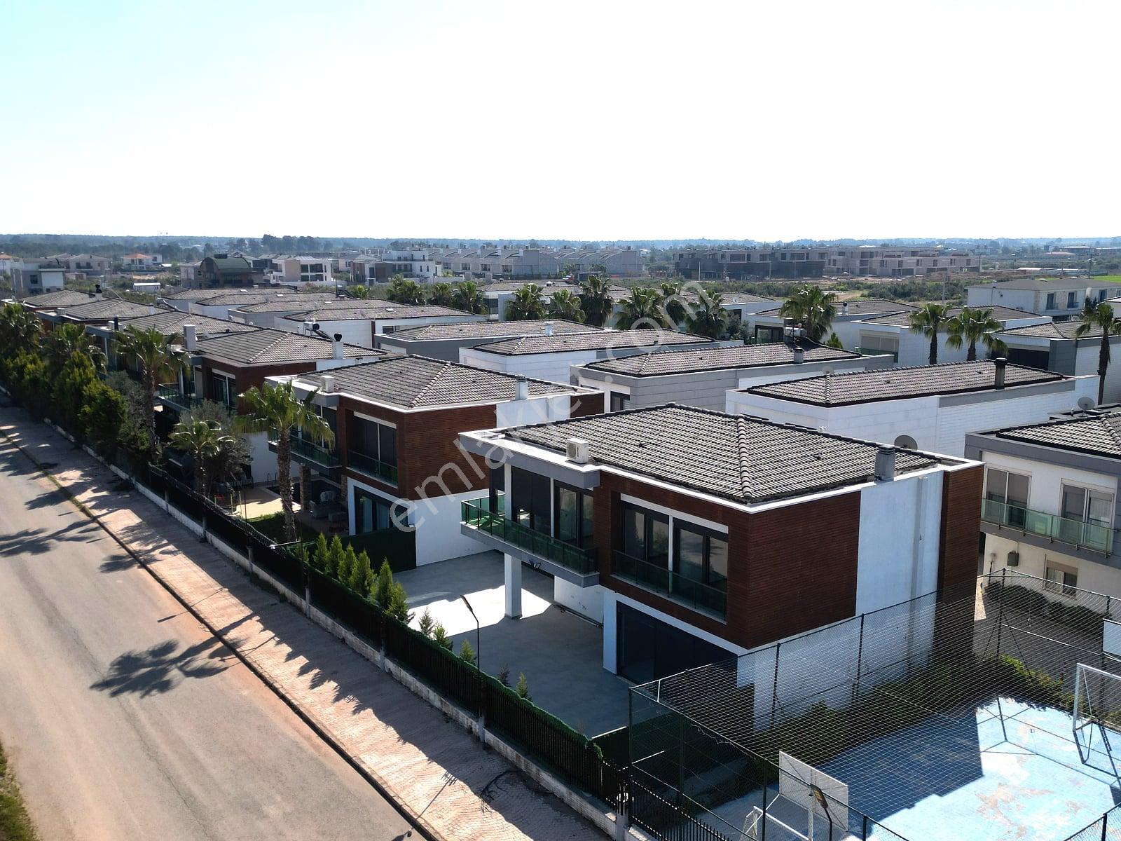 Antalya Döşemealtı’nda Havuzlu Sitede Şömineli Müstakil Villa - Görsel 11