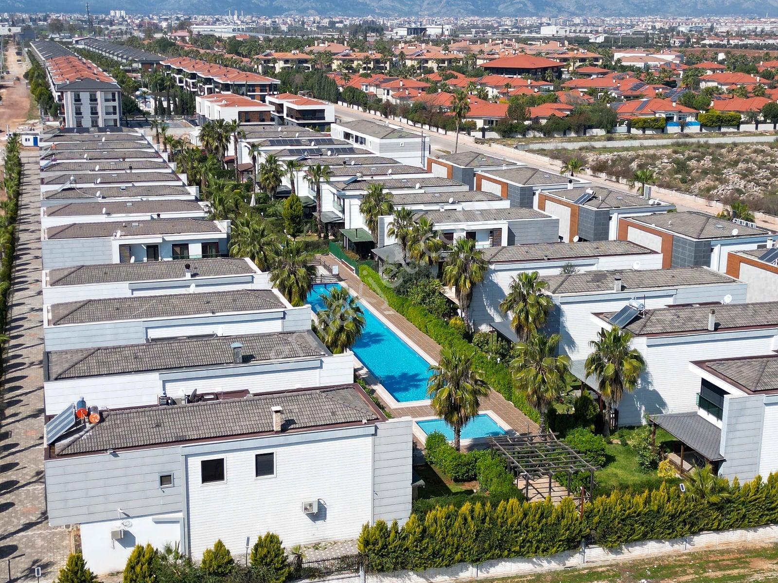 Antalya Döşemealtı’nda Havuzlu Sitede Şömineli Müstakil Villa - Görsel 3