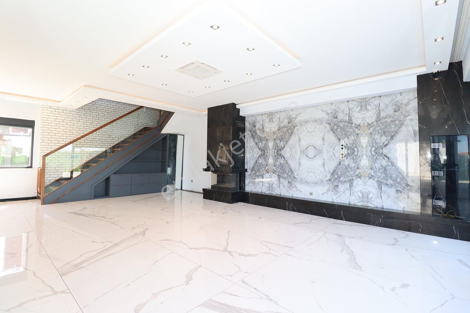 Antalya Döşemealtı’nda Havuzlu Sitede Şömineli Müstakil Villa - Görsel 13