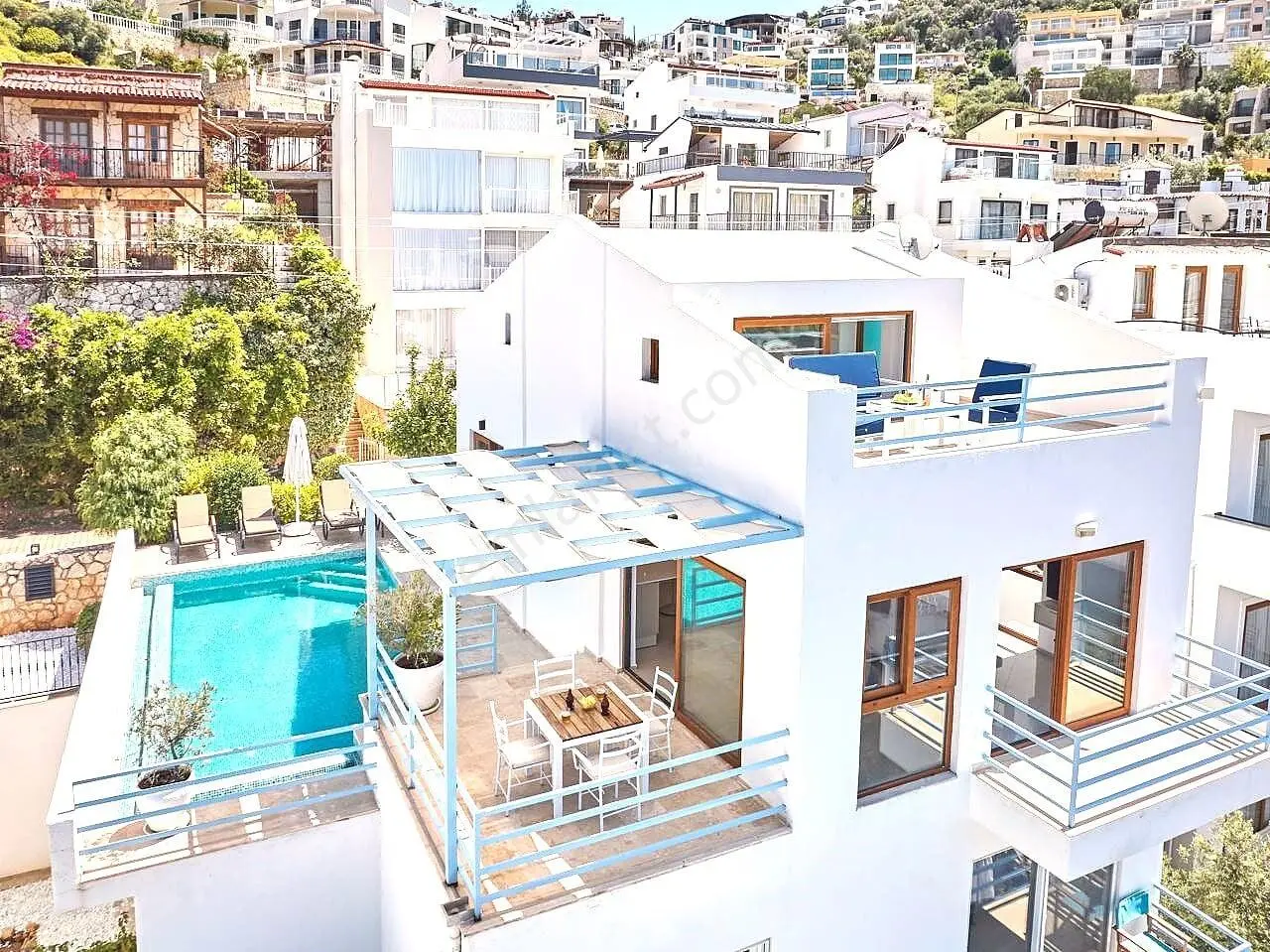 Kaş Kalkan Kışla’da Plaja Yürüme Mesafesinde Eşyalı Villa