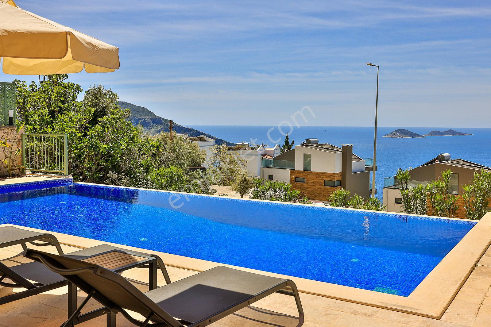 Kaş Kalkan'da Sonsuzluk Havuzlu 4+1 Lüks Villa