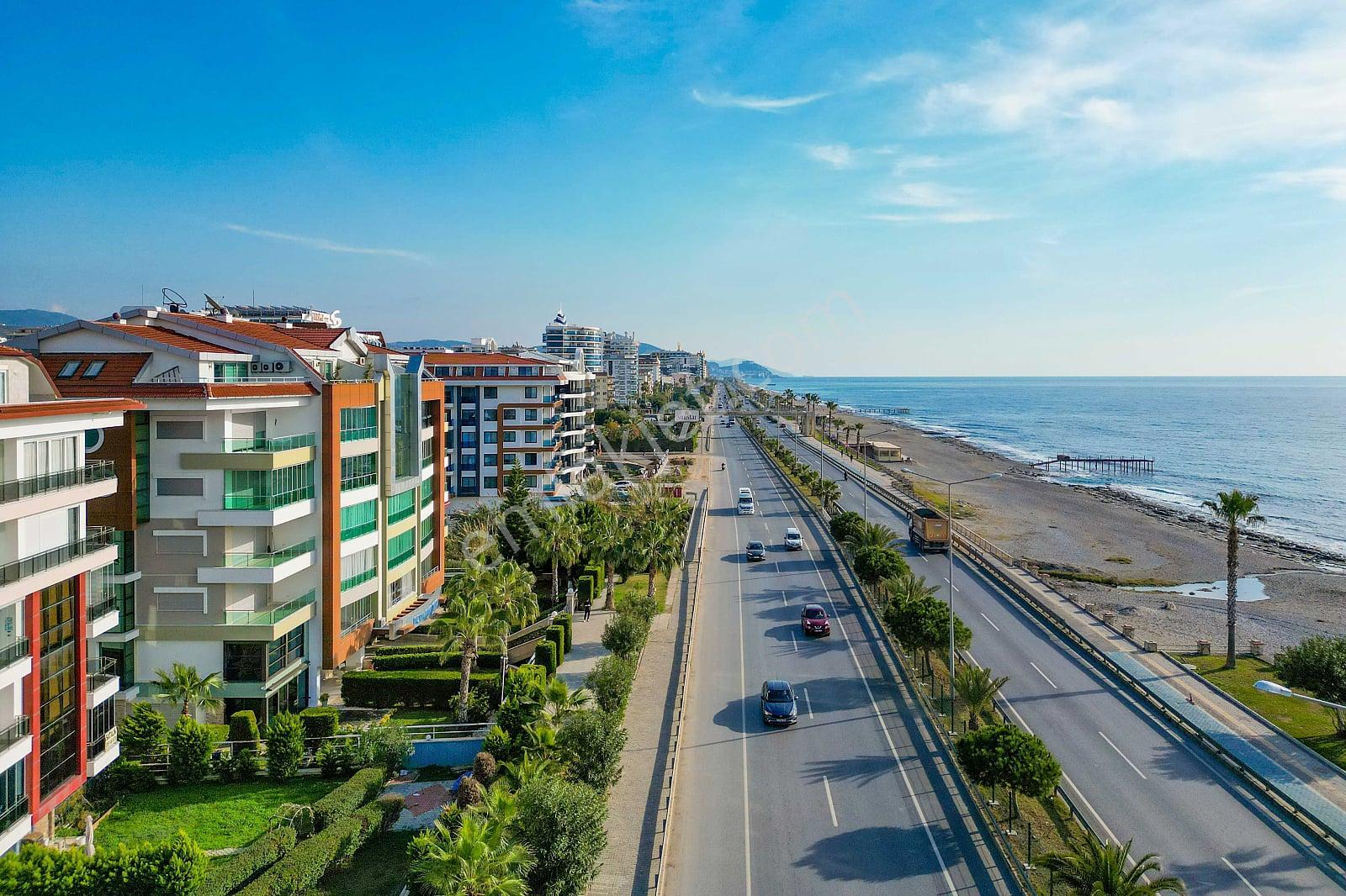 Antalya Alanya'da Sahile Sıfır Eşyalı Satılık Dubleks Daire