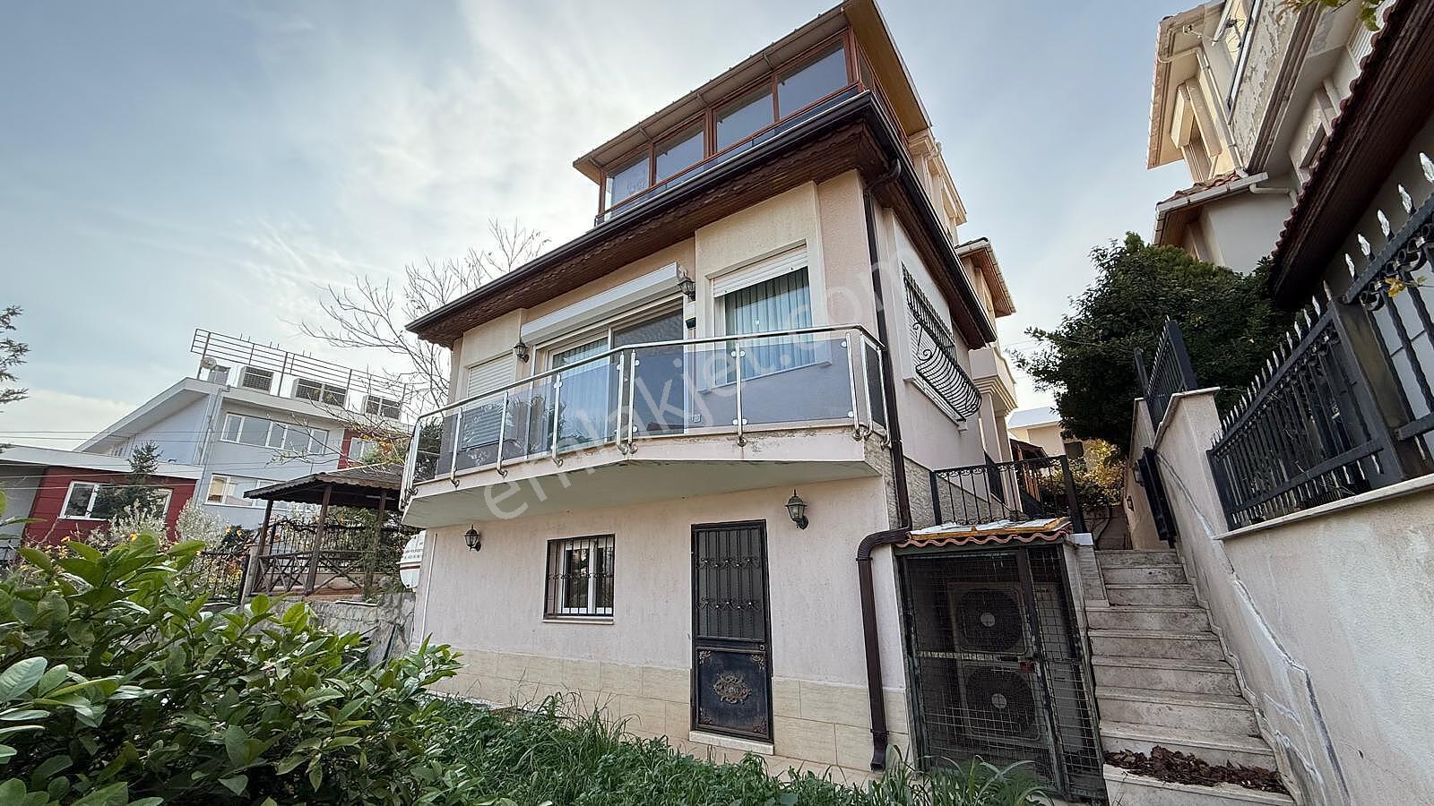 Güzelbahçe'de Deniz Manzaralı Bahçeli Geniş Villa