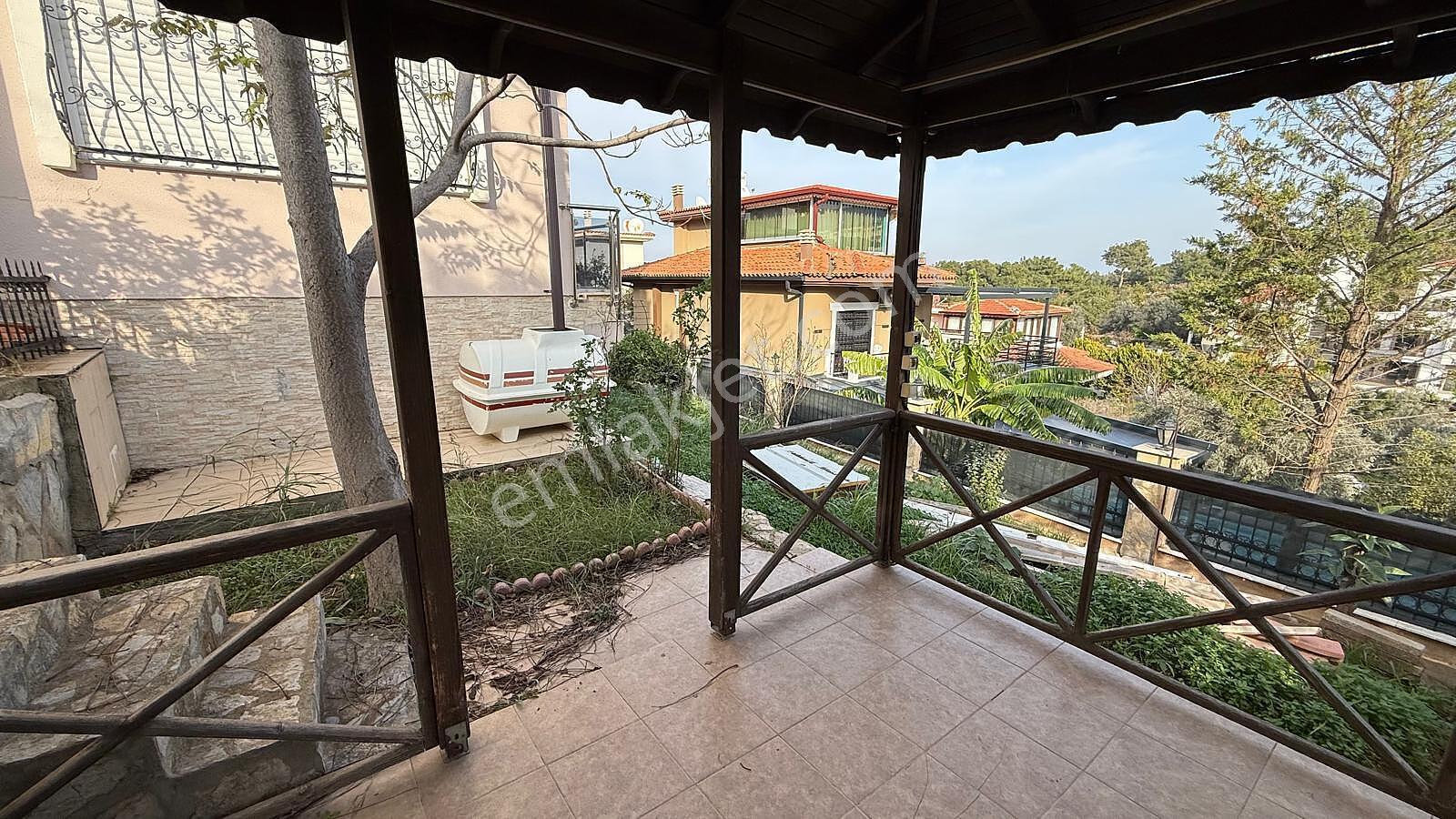 Güzelbahçe'de Deniz Manzaralı Bahçeli Geniş Villa - Görsel 13