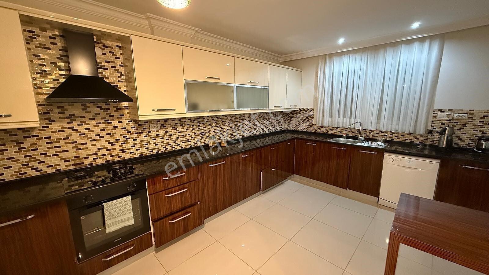Güzelbahçe'de Deniz Manzaralı Bahçeli Geniş Villa - Görsel 23