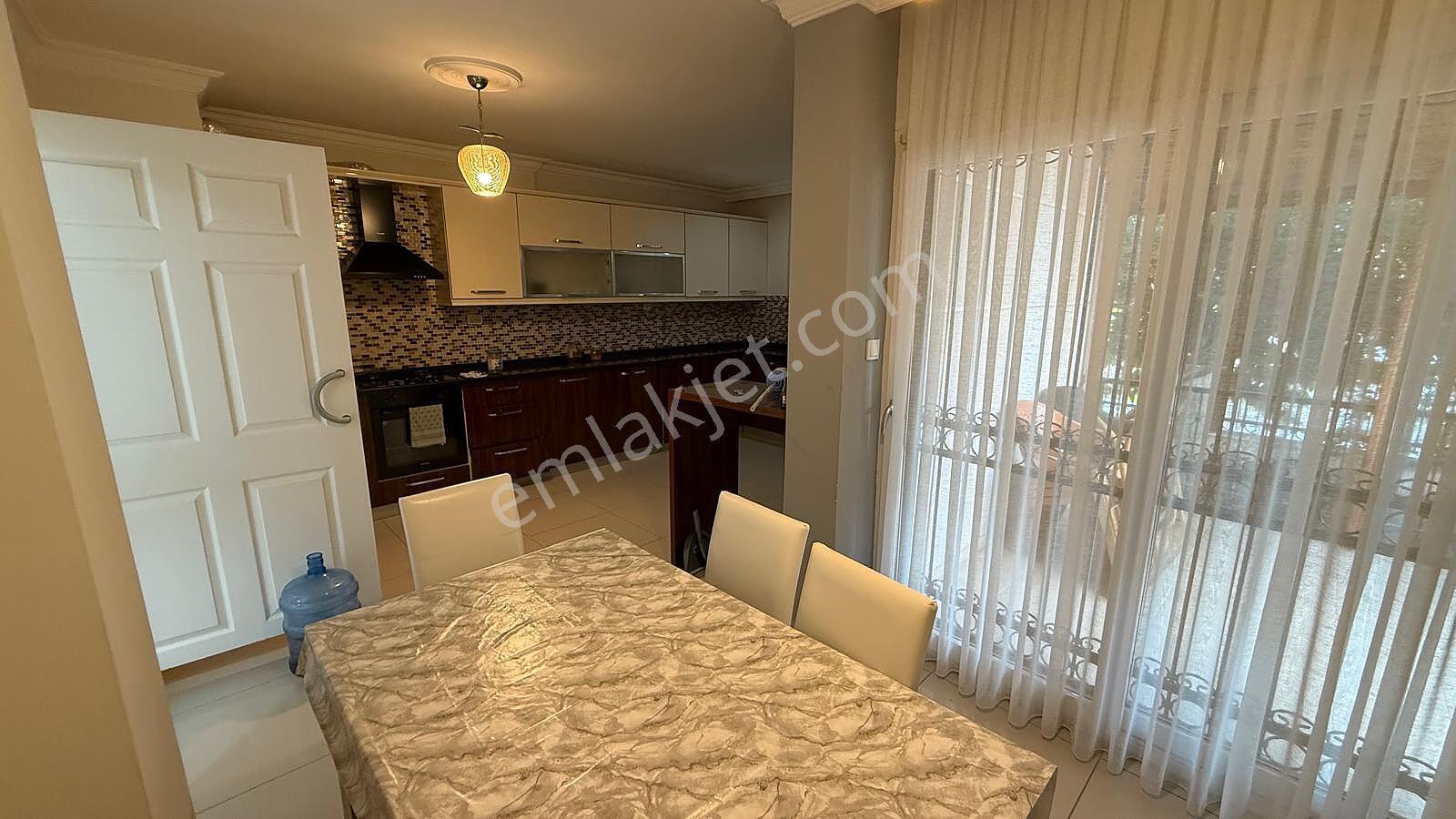 Güzelbahçe'de Deniz Manzaralı Bahçeli Geniş Villa - Görsel 24