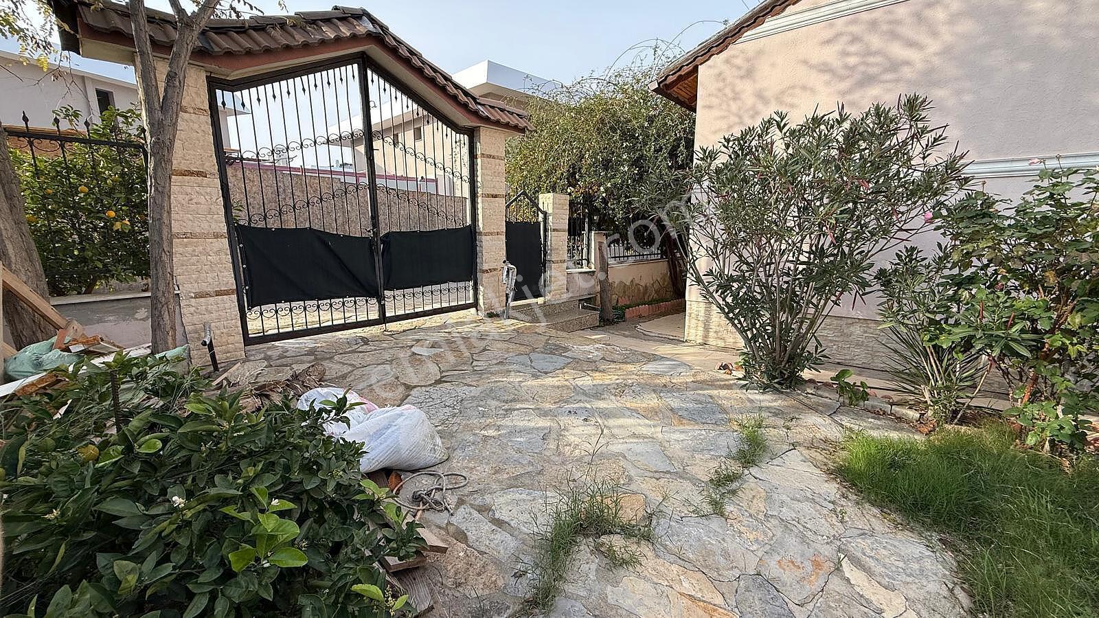 Güzelbahçe'de Deniz Manzaralı Bahçeli Geniş Villa - Görsel 7