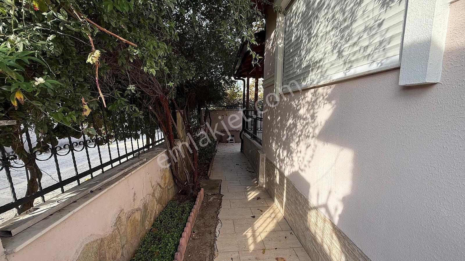 Güzelbahçe'de Deniz Manzaralı Bahçeli Geniş Villa - Görsel 11