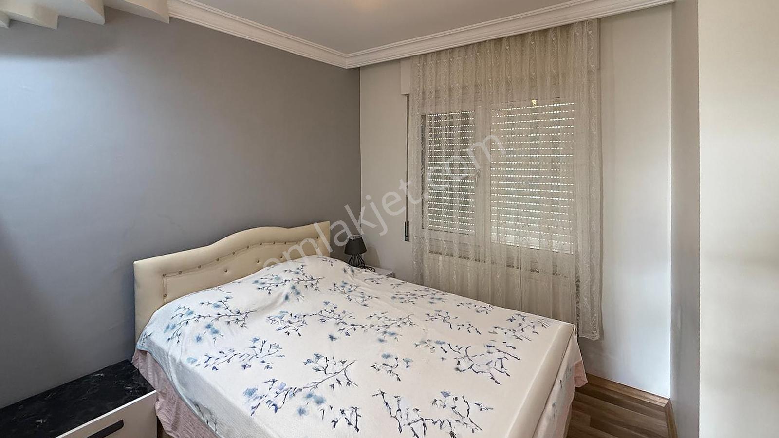 Güzelbahçe'de Deniz Manzaralı Bahçeli Geniş Villa - Görsel 25