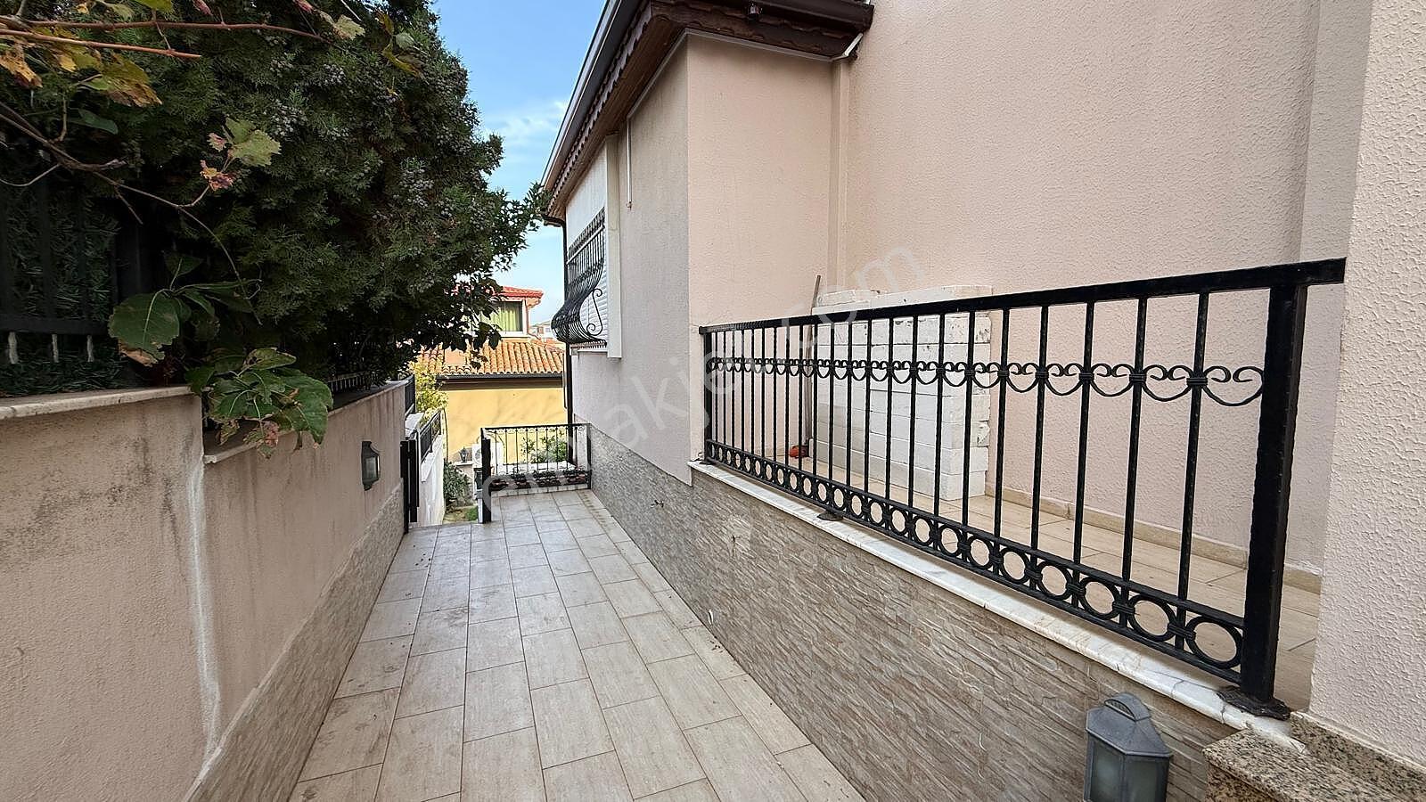 Güzelbahçe'de Deniz Manzaralı Bahçeli Geniş Villa - Görsel 9
