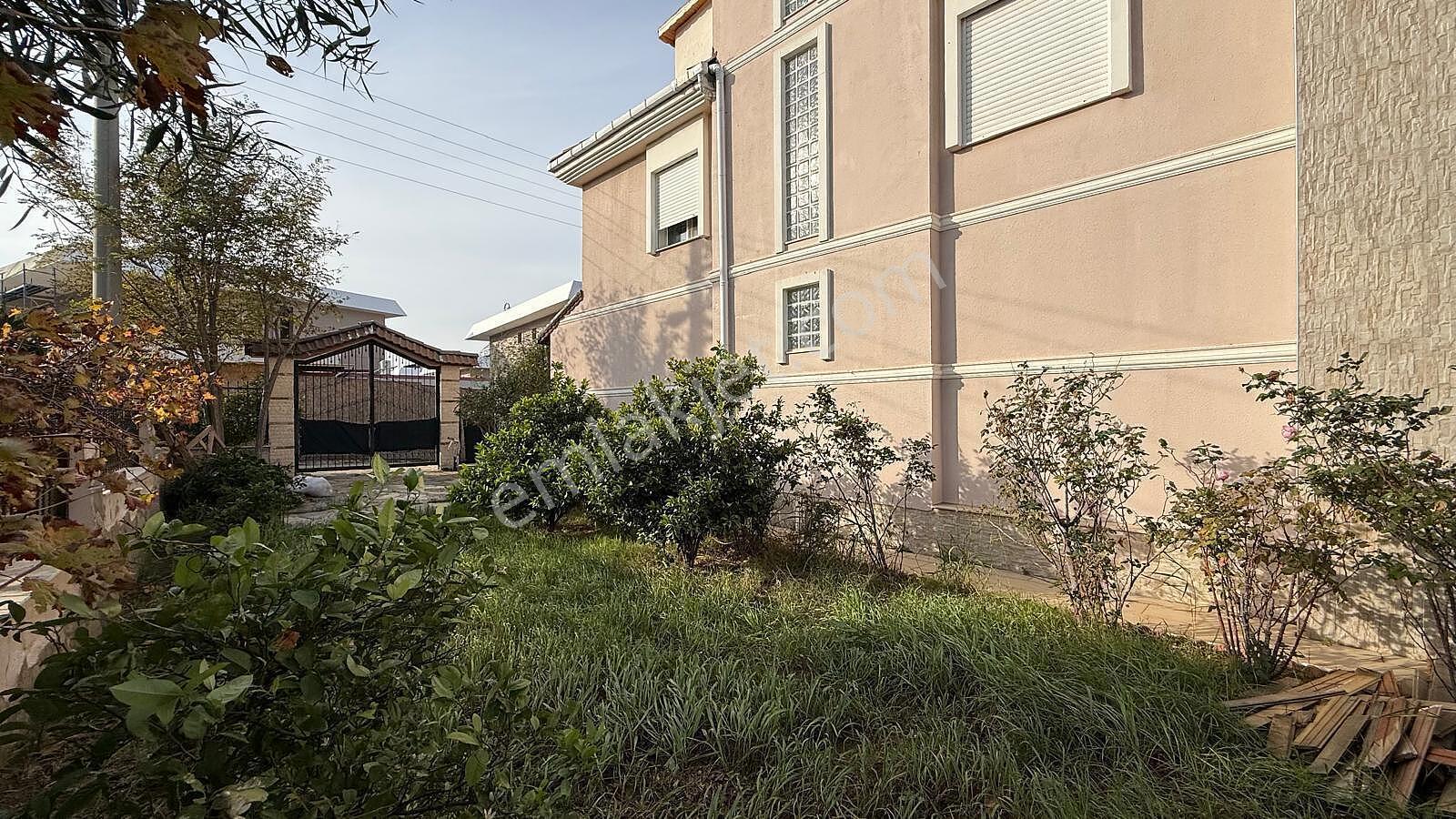 Güzelbahçe'de Deniz Manzaralı Bahçeli Geniş Villa - Görsel 4