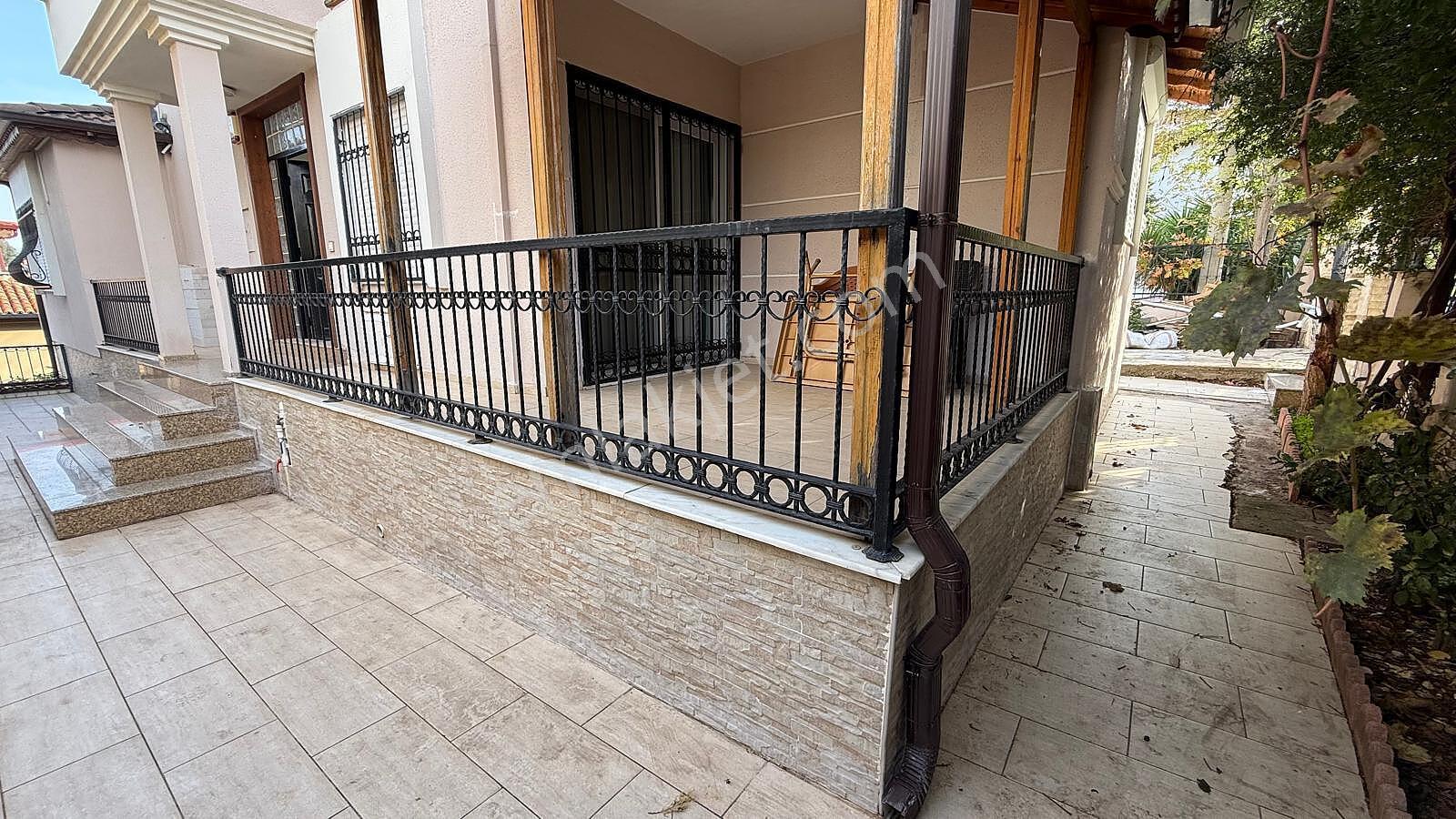 Güzelbahçe'de Deniz Manzaralı Bahçeli Geniş Villa - Görsel 8