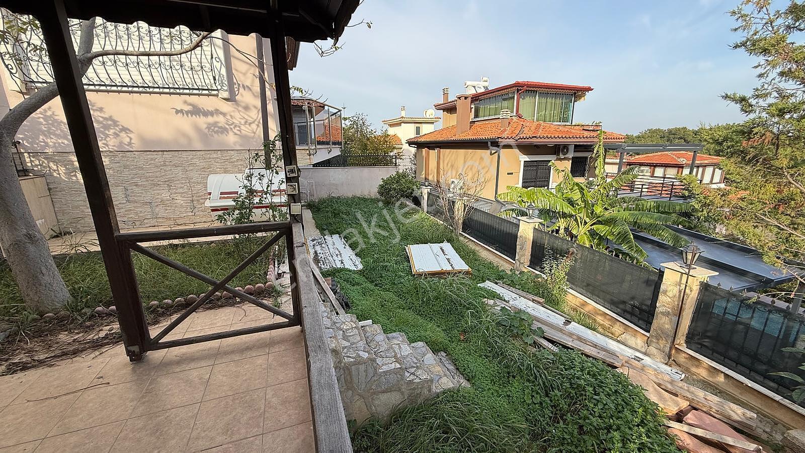 Güzelbahçe'de Deniz Manzaralı Bahçeli Geniş Villa - Görsel 14