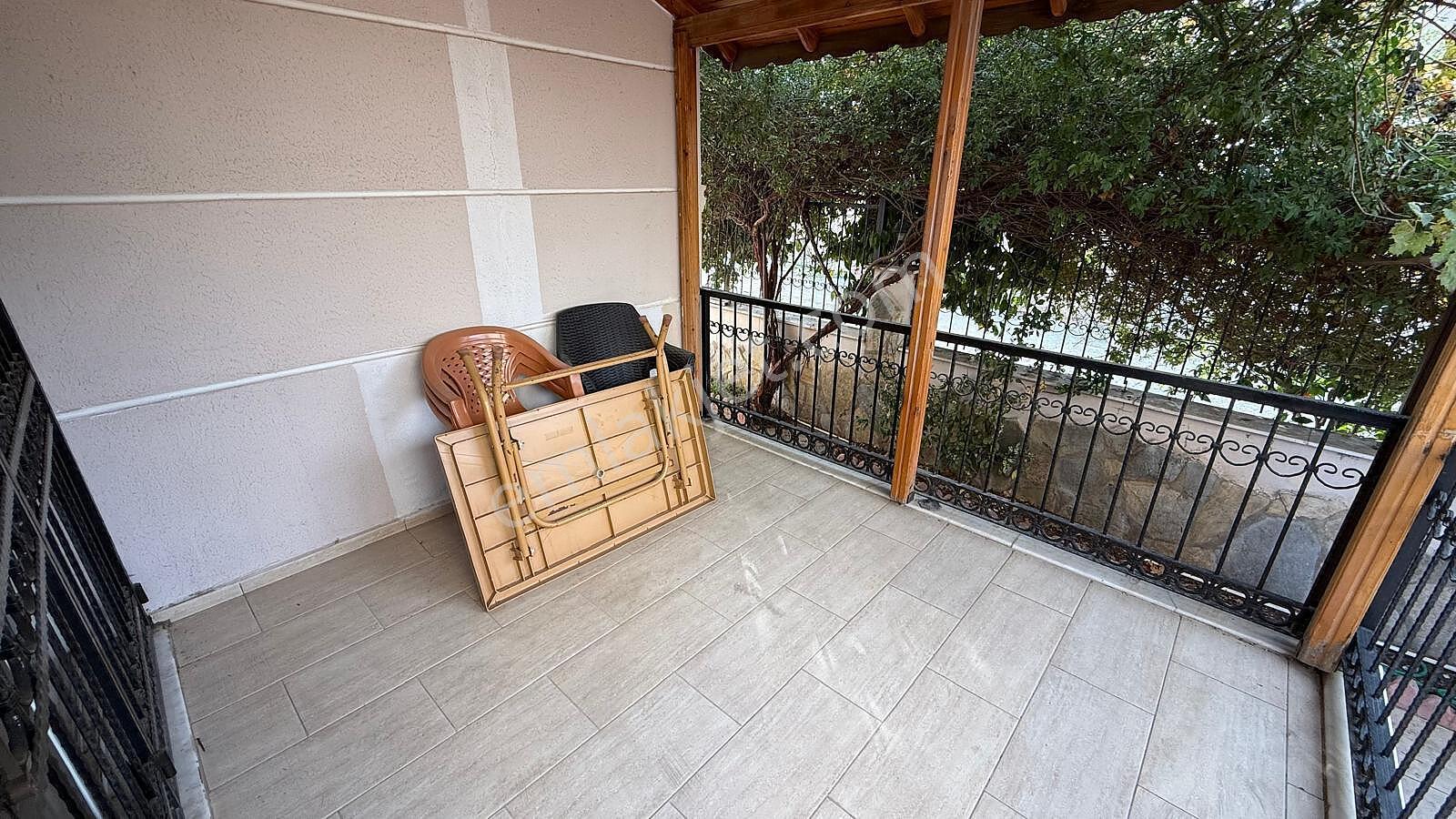 Güzelbahçe'de Deniz Manzaralı Bahçeli Geniş Villa - Görsel 17