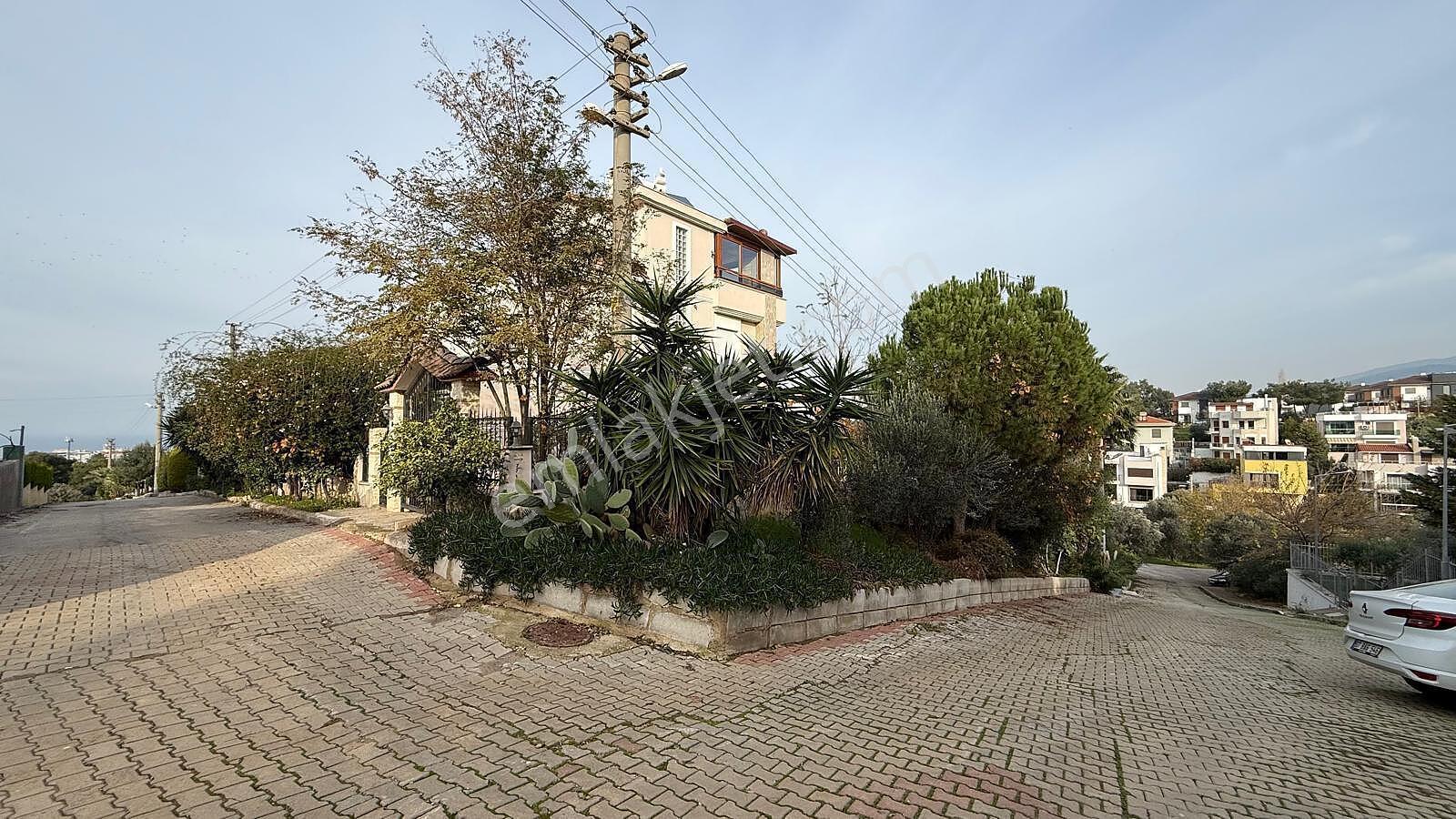 Güzelbahçe'de Deniz Manzaralı Bahçeli Geniş Villa - Görsel 18