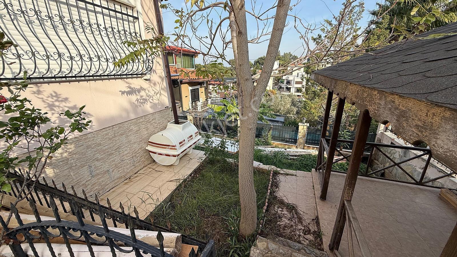 Güzelbahçe'de Deniz Manzaralı Bahçeli Geniş Villa - Görsel 16