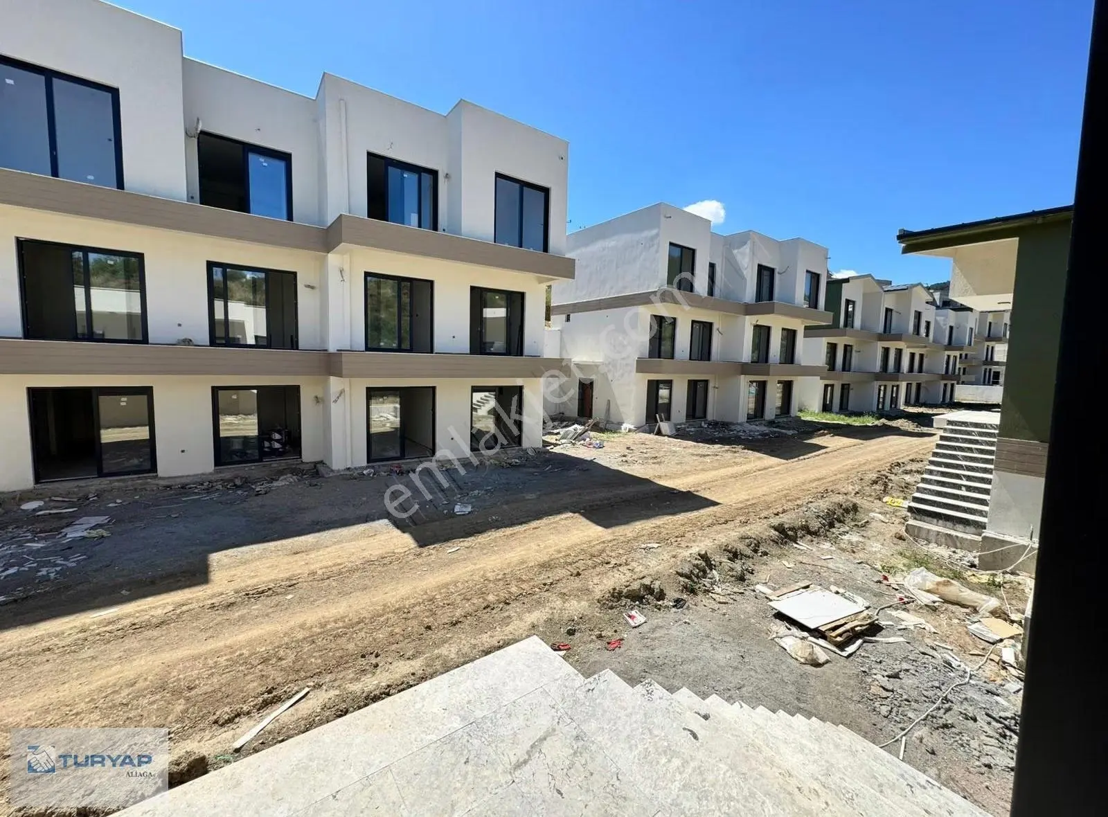 Yenifoça Da Site İçerisinde Satılık 2+1 Daire Fırsatı