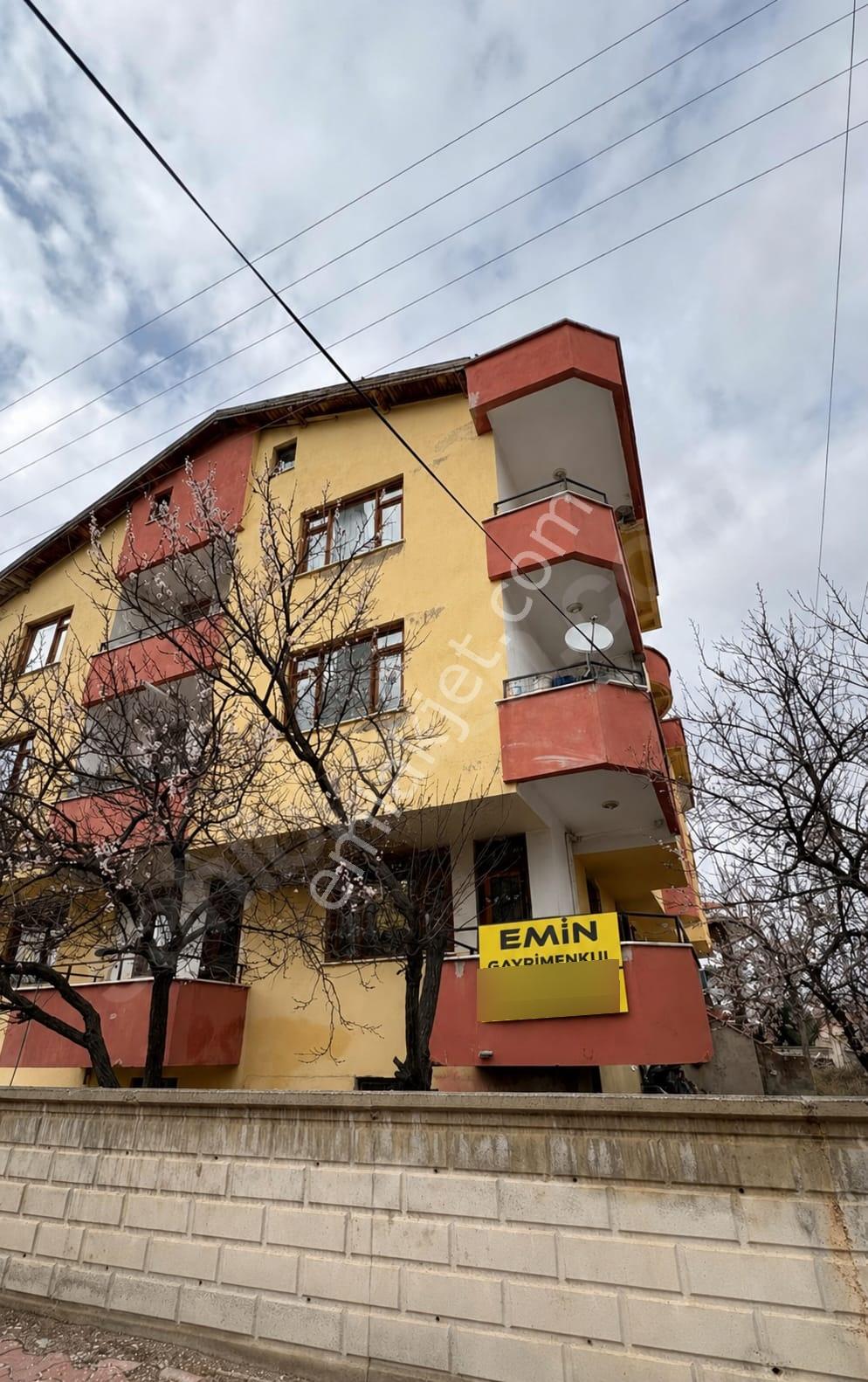 Emin Gyo'dan Hanaybaşında Şehir Koleji Karşısı 3+1 Kiralık Daire