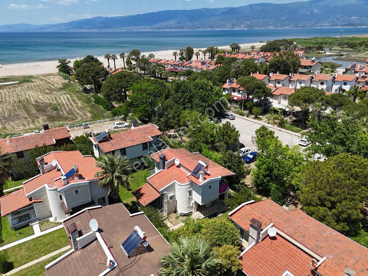 Burhaniye'de Plaja Sıfır Sitede Satılık Müstakil Villa - Görsel 35