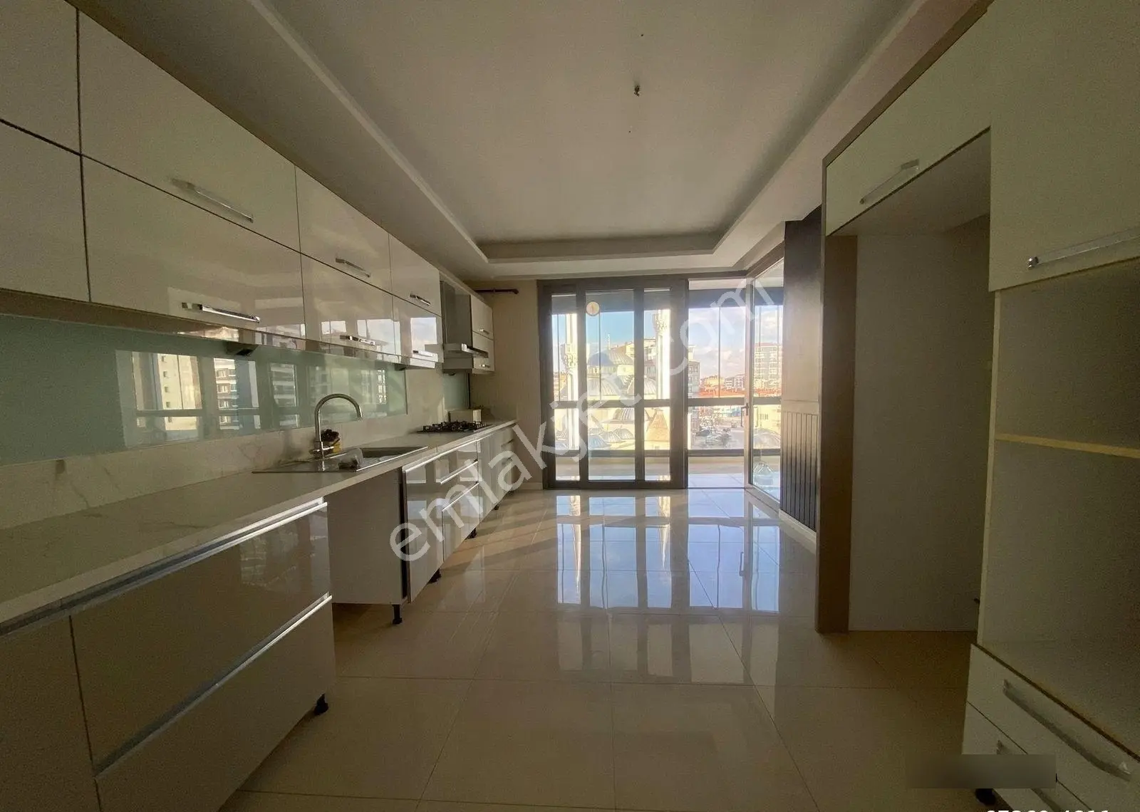 İmir Emlak Ofisinden 4+1 195m2 4.kat Güney Köşebası Site Dairesi
