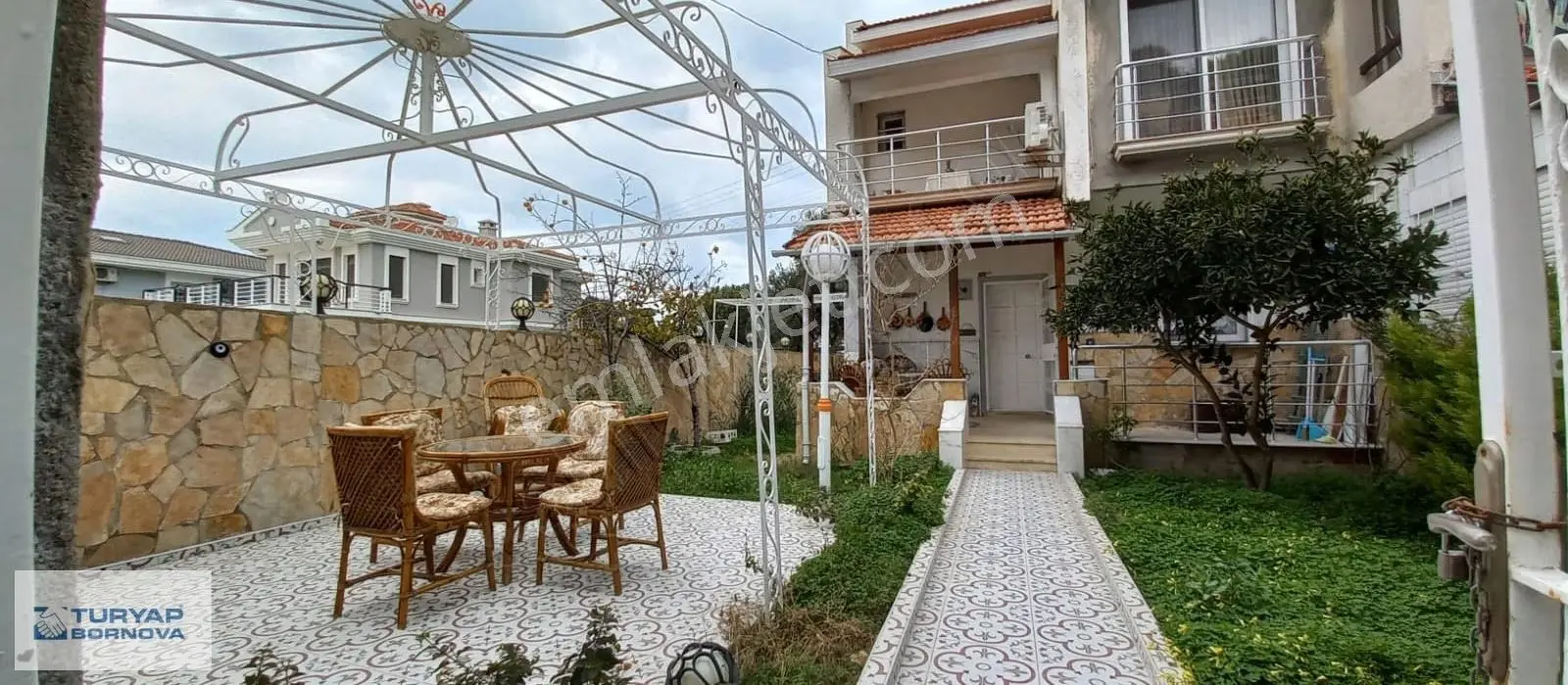 Çeşme Alaçatı'da Satılık 3+1 Bahçeli Villa Muhteşem Konum