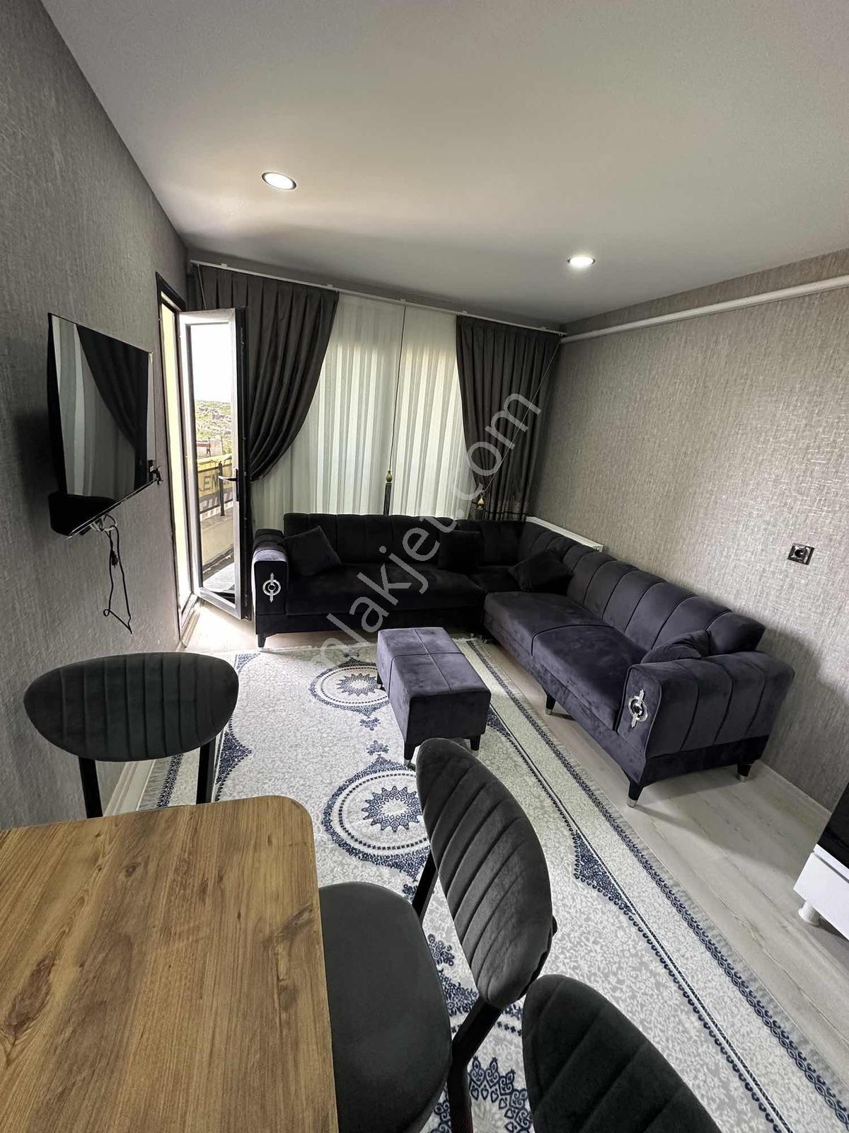Sürer Emlak`tan Kiralık Ful Sıfır Eşyalı 1+1 Daire`miz Ara Katta