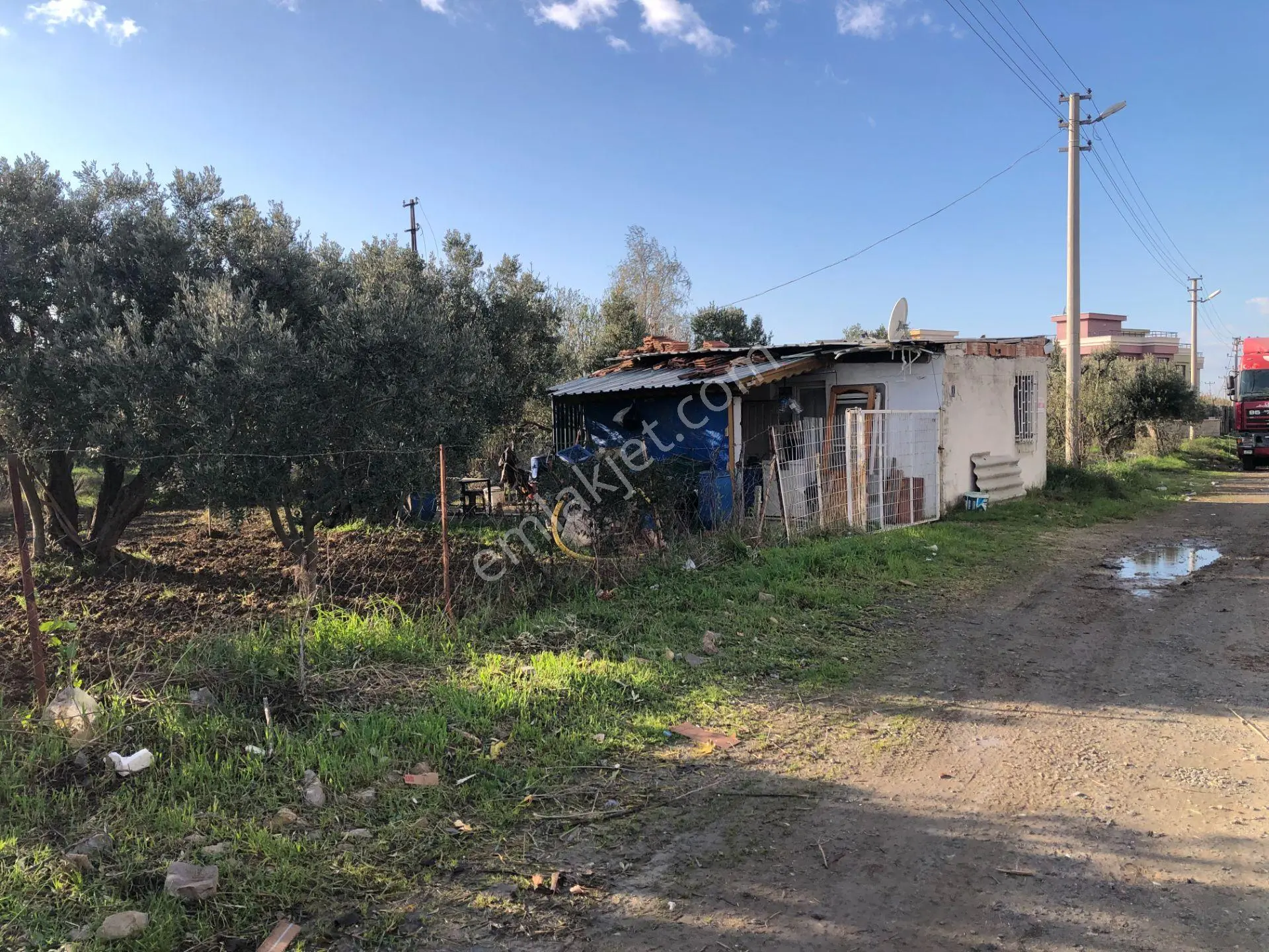 Şarköy De Işık Emlaltan İstiklal Mah De 1054 M2 0/10 İmarlı Arsa