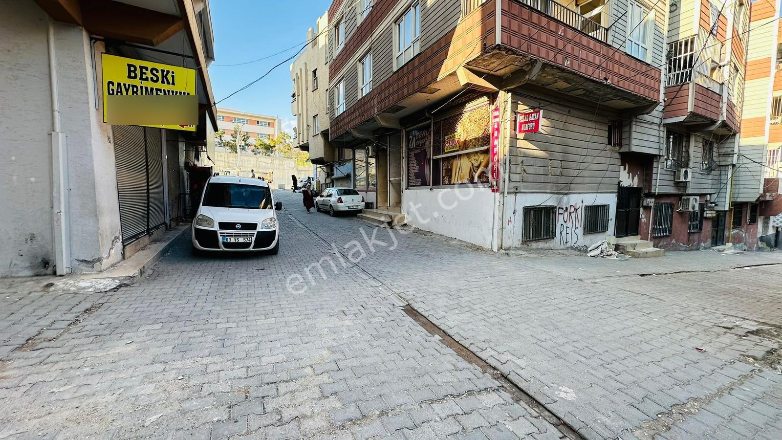 Düzgün Emlak'tan Açıksu Cad.1. Parsel Köşe Başı Dev Mağaza