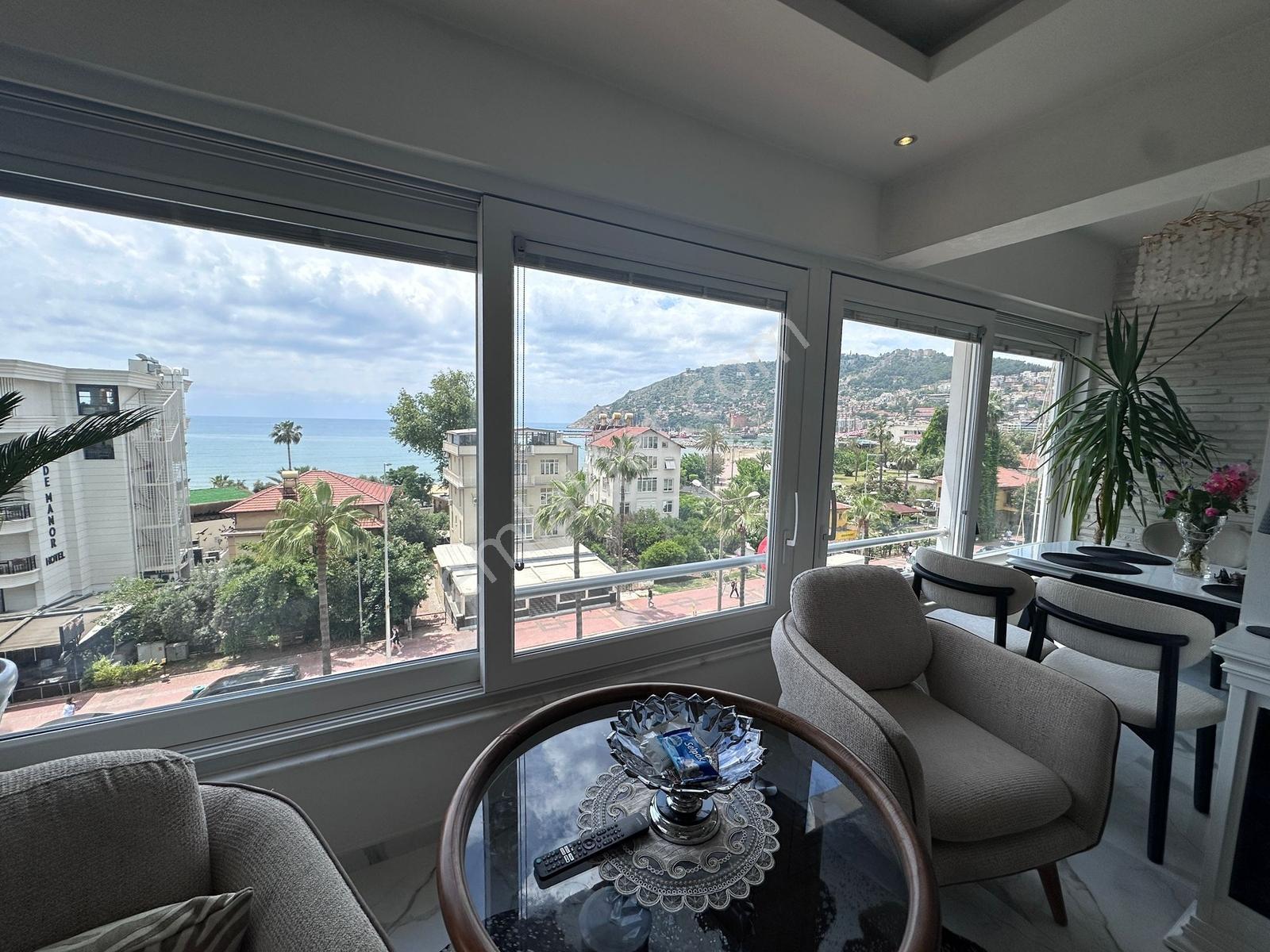Alanya Merkezde Denize Sıfır 2+1 Komple Eşyalı Daire