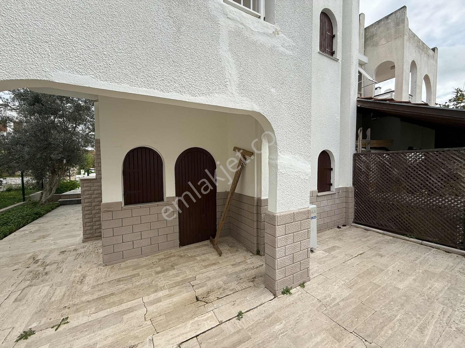 Urla Özbek Dsı Sitesi Eşyalı 3+1 Satilik Villa - Görsel 4