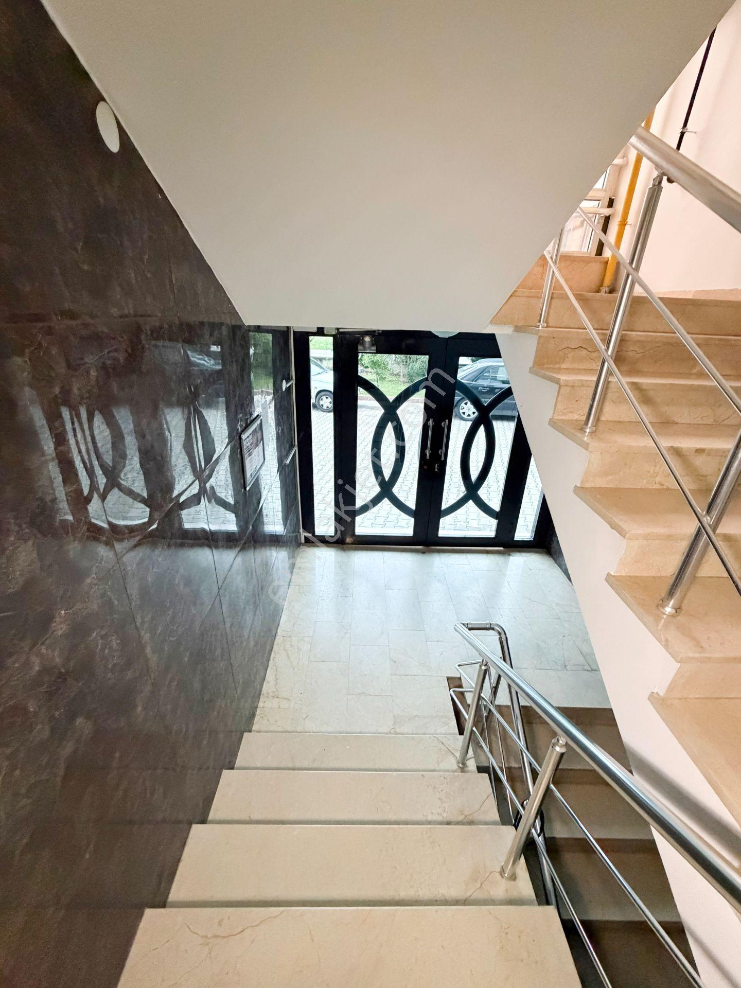Havuzlu Sitede Geniş 3+1 Kiralık Daire - Görsel 24