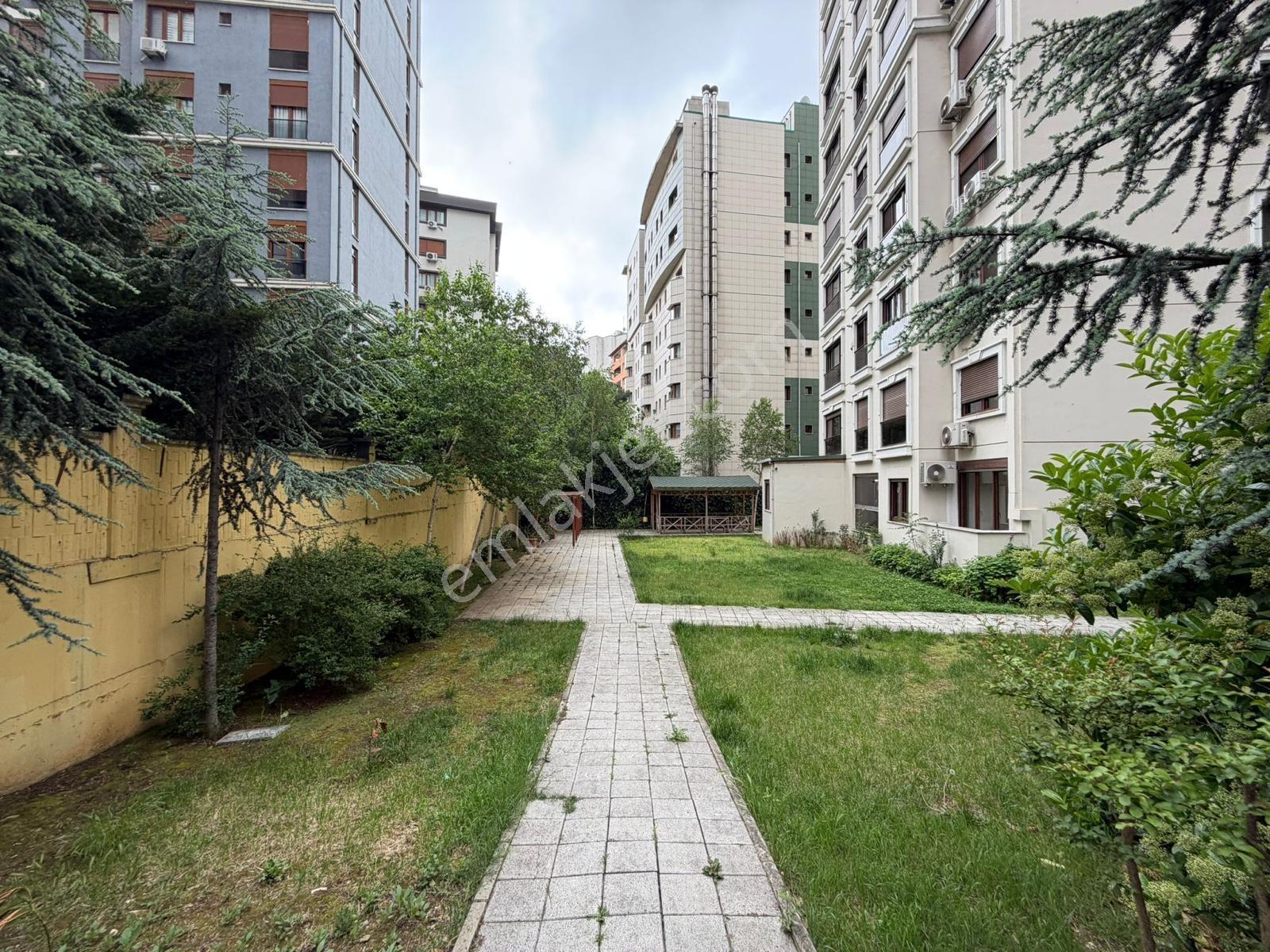 Kozyatağı'nda Yeşillikler İçinde Çift Balkonlu E.banyolu 2+1 Boş - Görsel 12