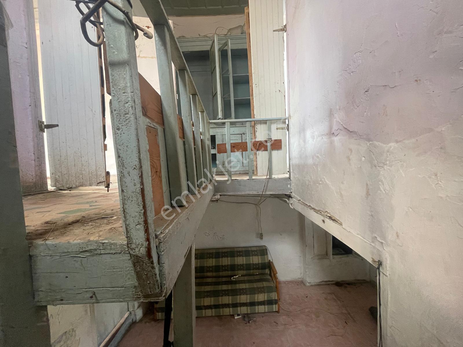 Ayvada'dan Ayvalık Gazikemalpaşa Denize 100 Metre Bahçeli 3 Katlı 4+1 Taş Rum Evi - Görsel 18