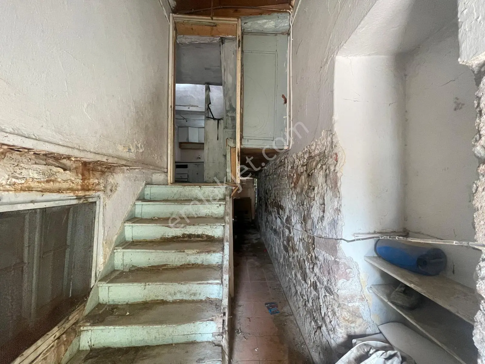 Ayvada'dan Ayvalık Gazikemalpaşa Denize 100 Metre Bahçeli 3 Katlı 4+1 Taş Rum Evi - Görsel 3