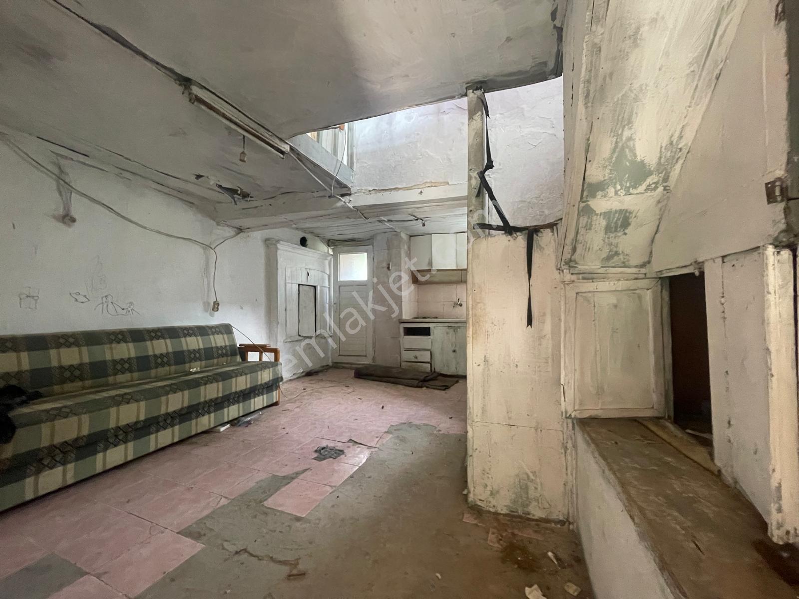 Ayvada'dan Ayvalık Gazikemalpaşa Denize 100 Metre Bahçeli 3 Katlı 4+1 Taş Rum Evi - Görsel 12
