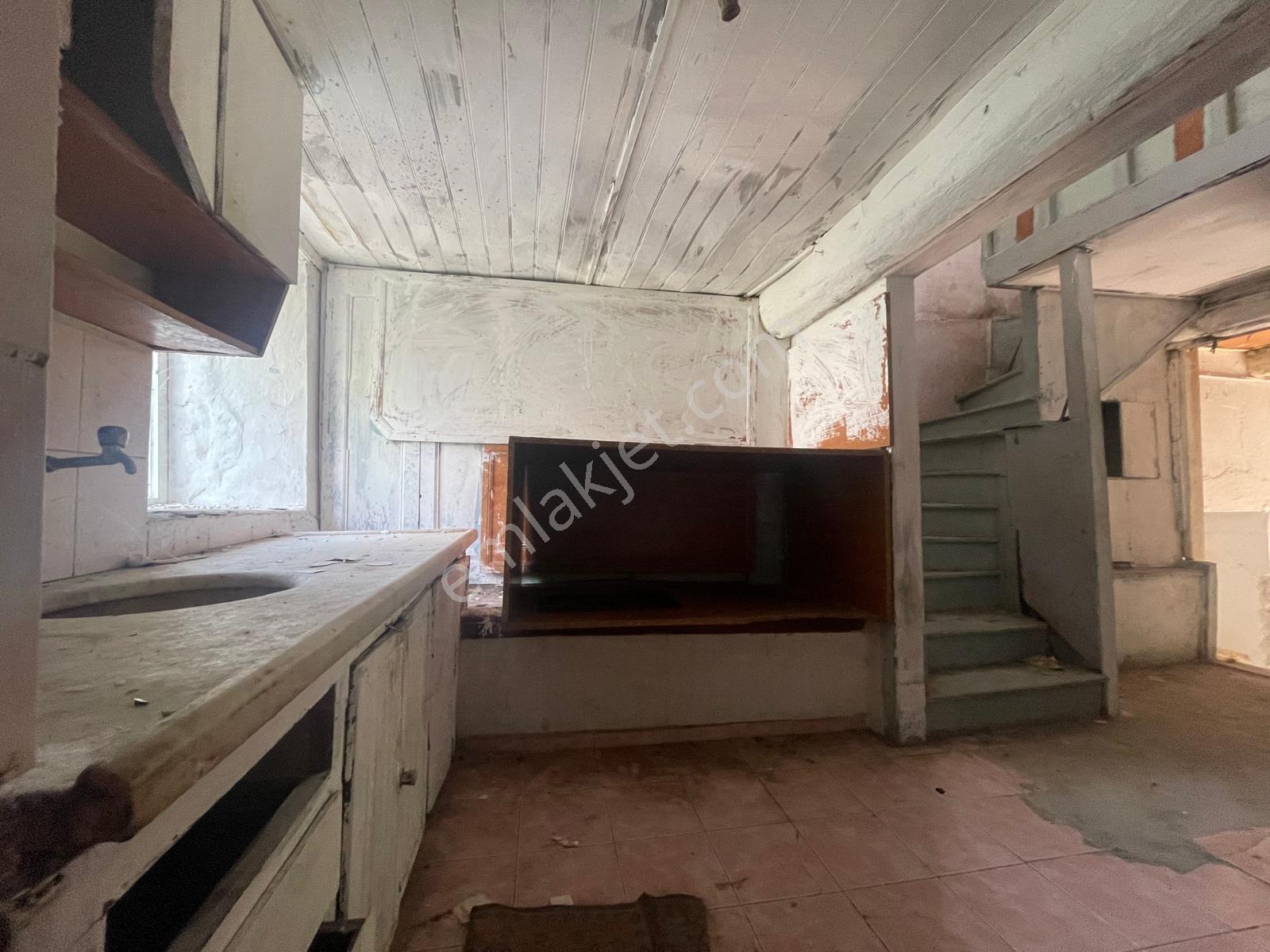 Ayvada'dan Ayvalık Gazikemalpaşa Denize 100 Metre Bahçeli 3 Katlı 4+1 Taş Rum Evi - Görsel 14