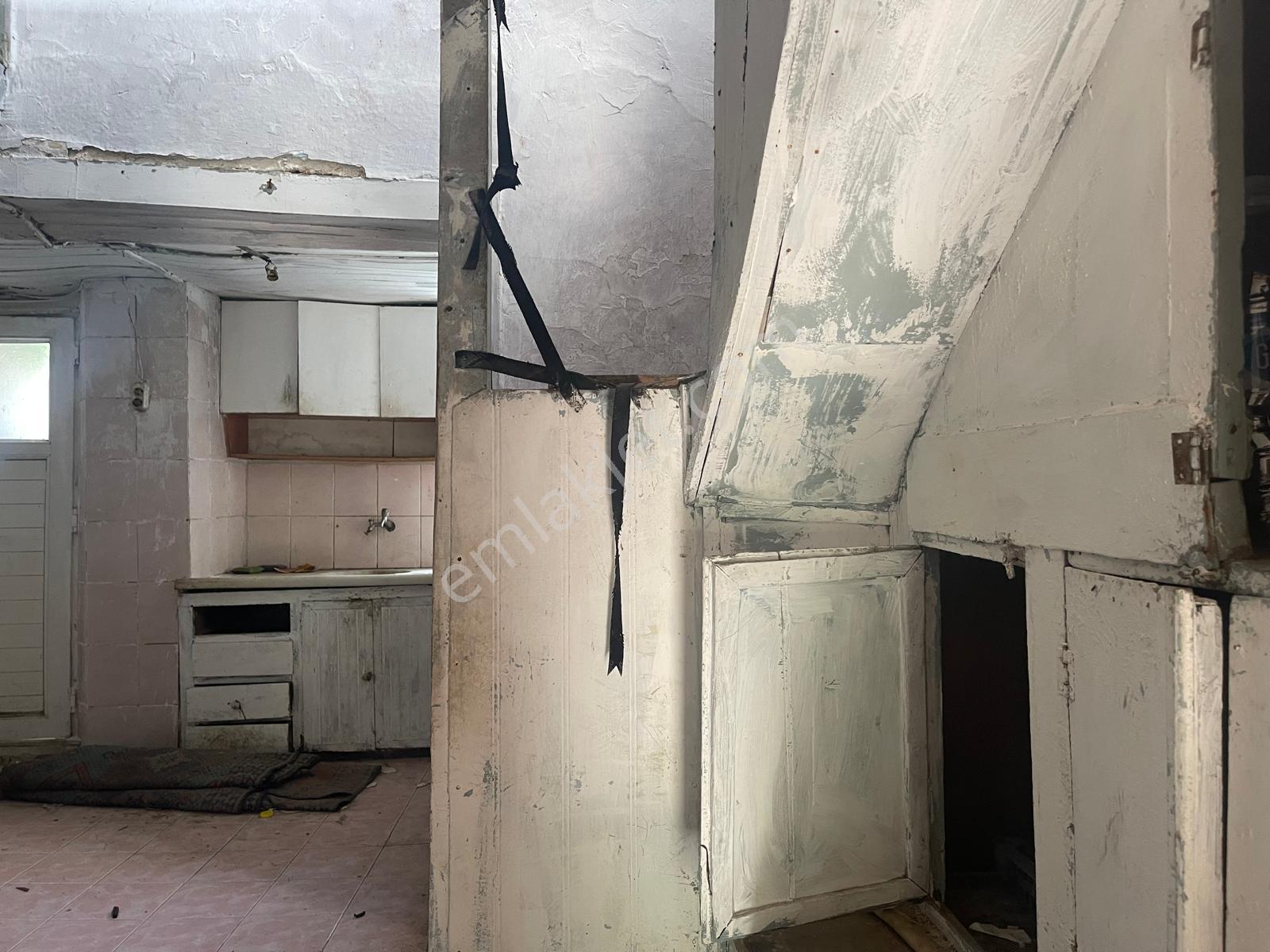 Ayvada'dan Ayvalık Gazikemalpaşa Denize 100 Metre Bahçeli 3 Katlı 4+1 Taş Rum Evi - Görsel 13