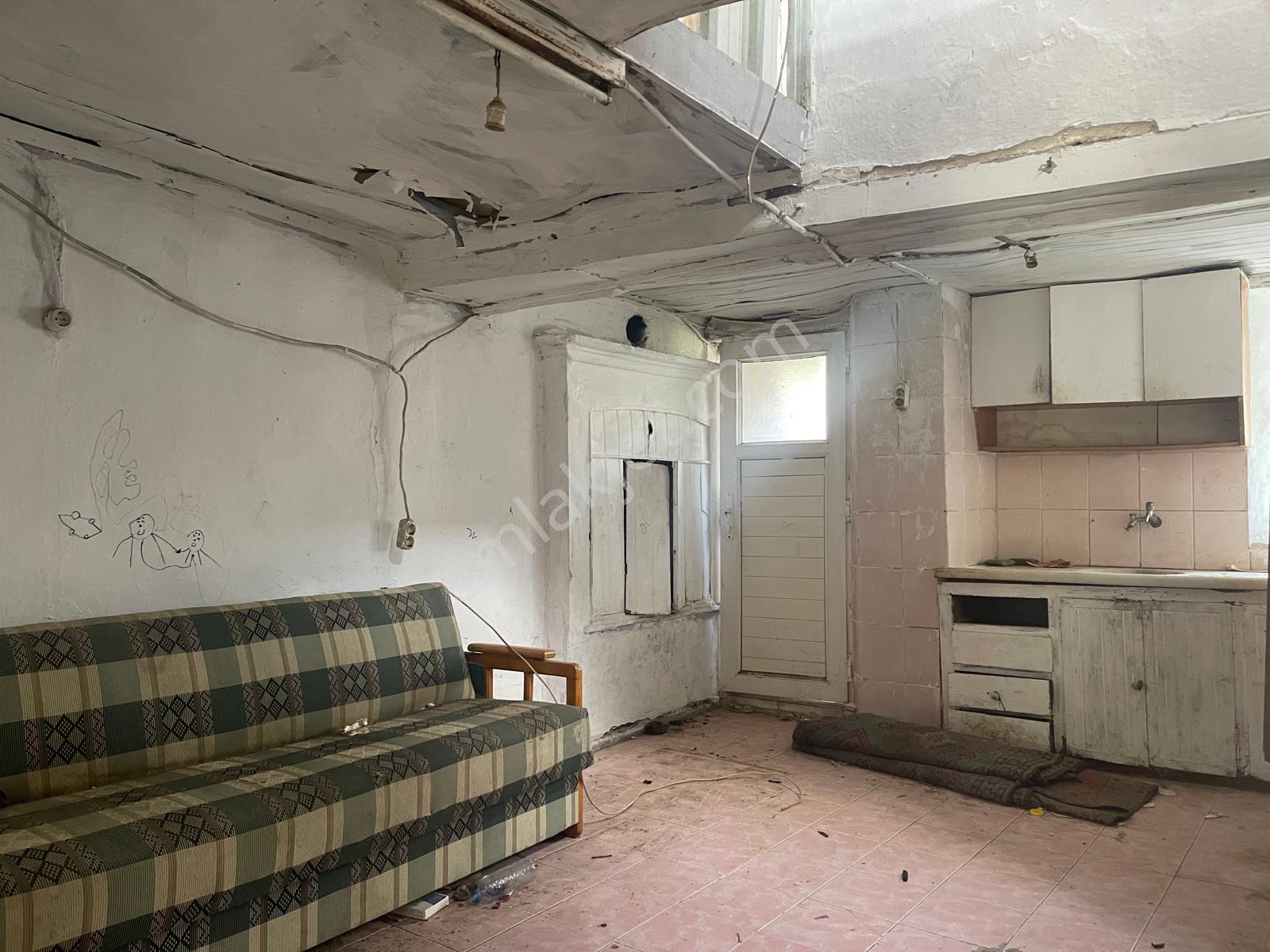 Ayvada'dan Ayvalık Gazikemalpaşa Denize 100 Metre Bahçeli 3 Katlı 4+1 Taş Rum Evi - Görsel 11