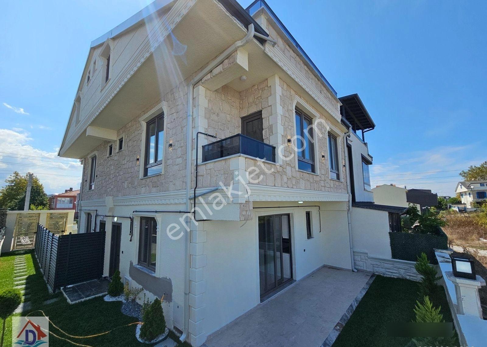 Deniz'den 4+1 Bahçeli, Denize Yürüme Mesafesinde Villa