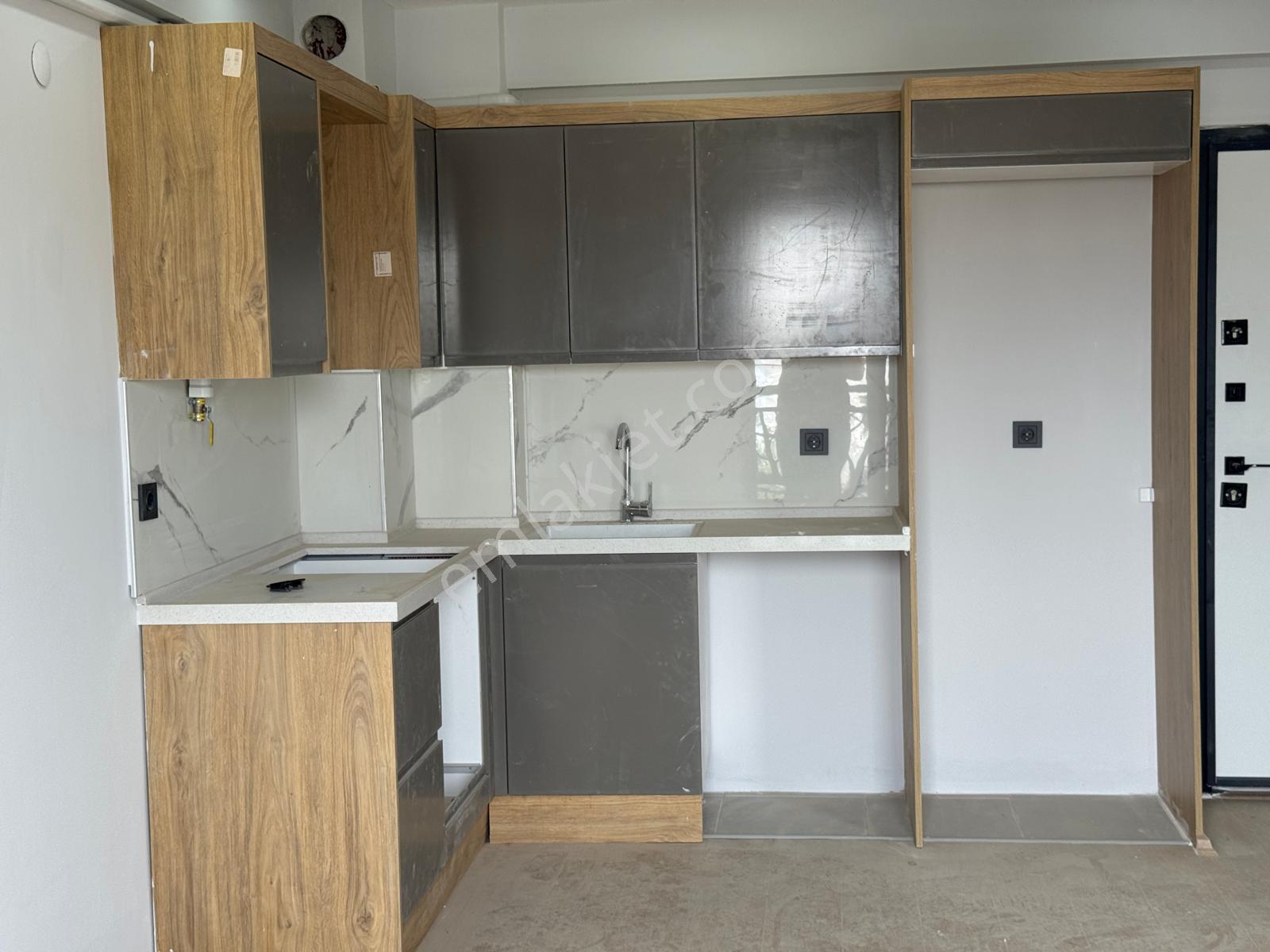 Zeki Emlak'tan Manisa Muradiye Mahallesinde Havuzlu Site İçinde 1+1 Kiralık Daire - Görsel 2